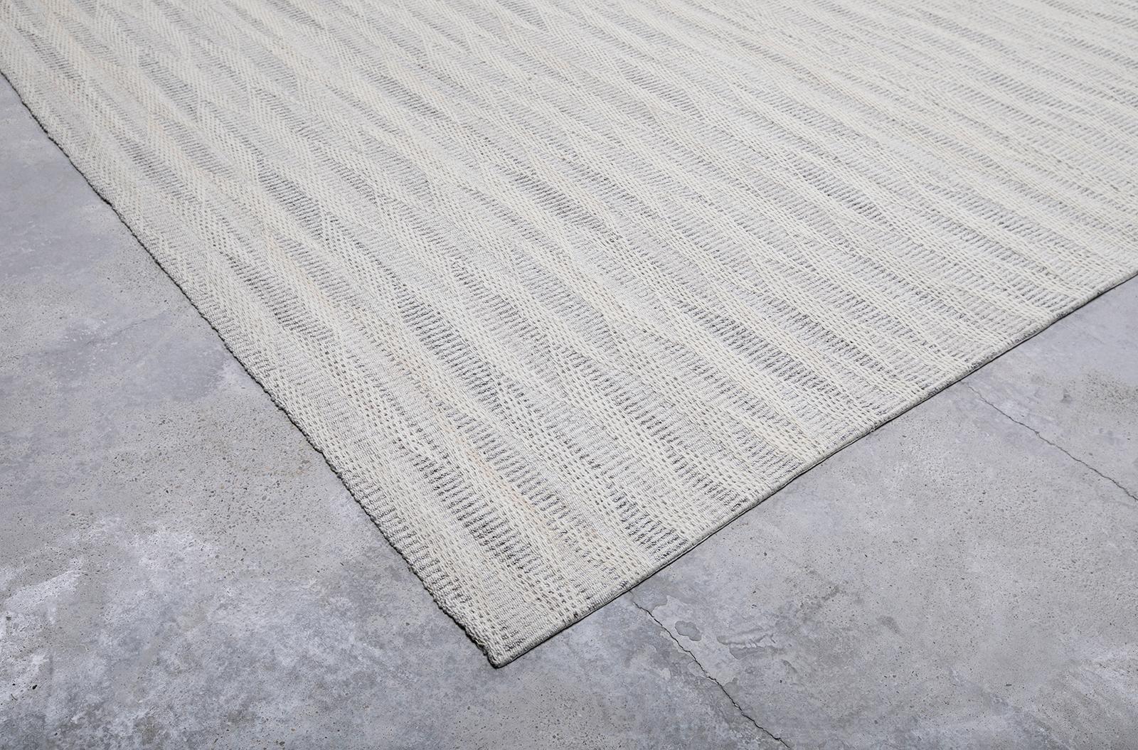 Hand-Woven Modern Handwoven Flatweave Textured Rug in Grey and Ivory Color For Sale