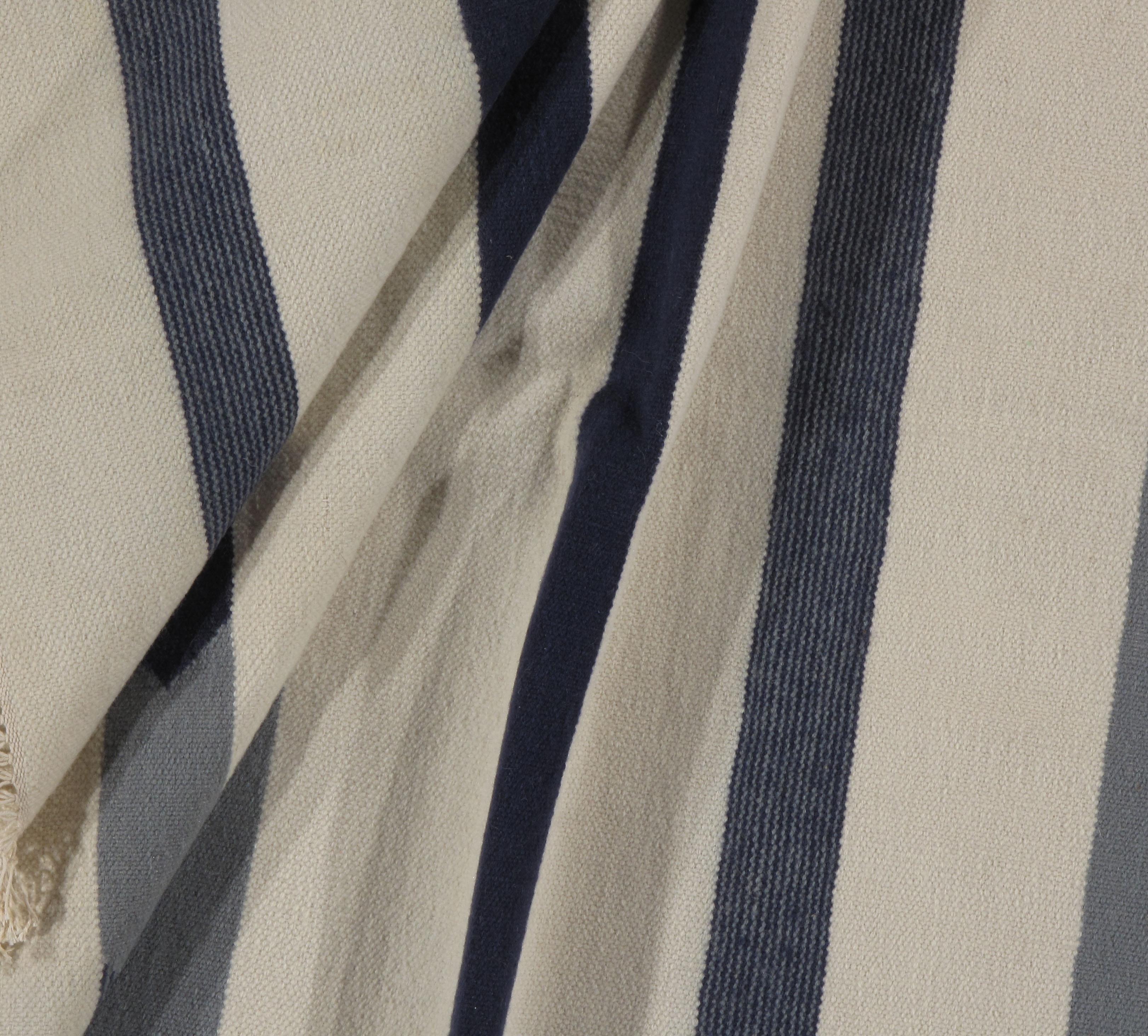 Modern Handwoven Elfenbein Kilim Schwarz & Elfenbein Teppich 4'1 x 6'2 (Kelim) im Angebot