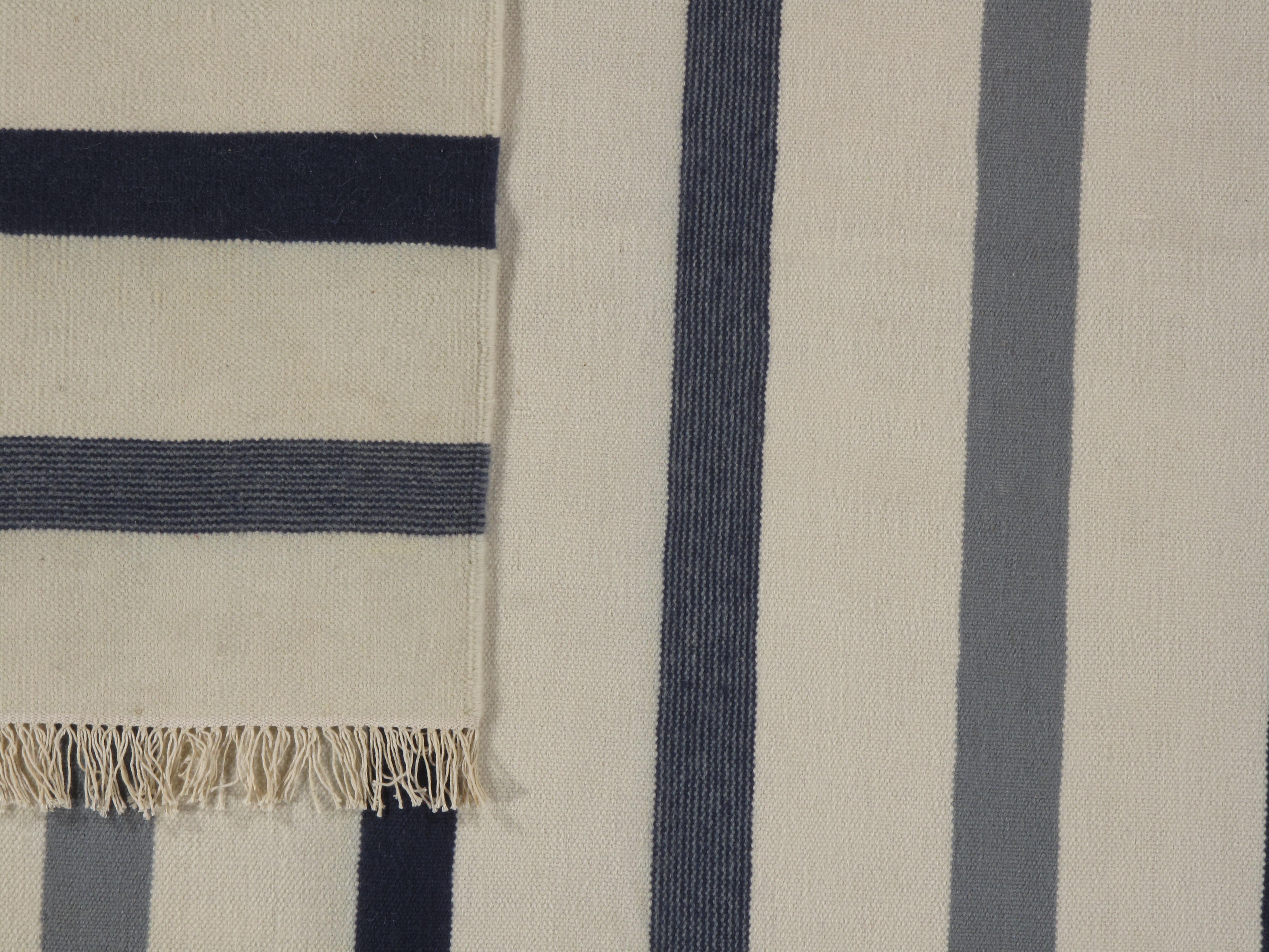 Modern Handwoven Elfenbein Kilim Schwarz & Elfenbein Teppich 4'1 x 6'2 im Zustand „Neu“ im Angebot in New York, NY