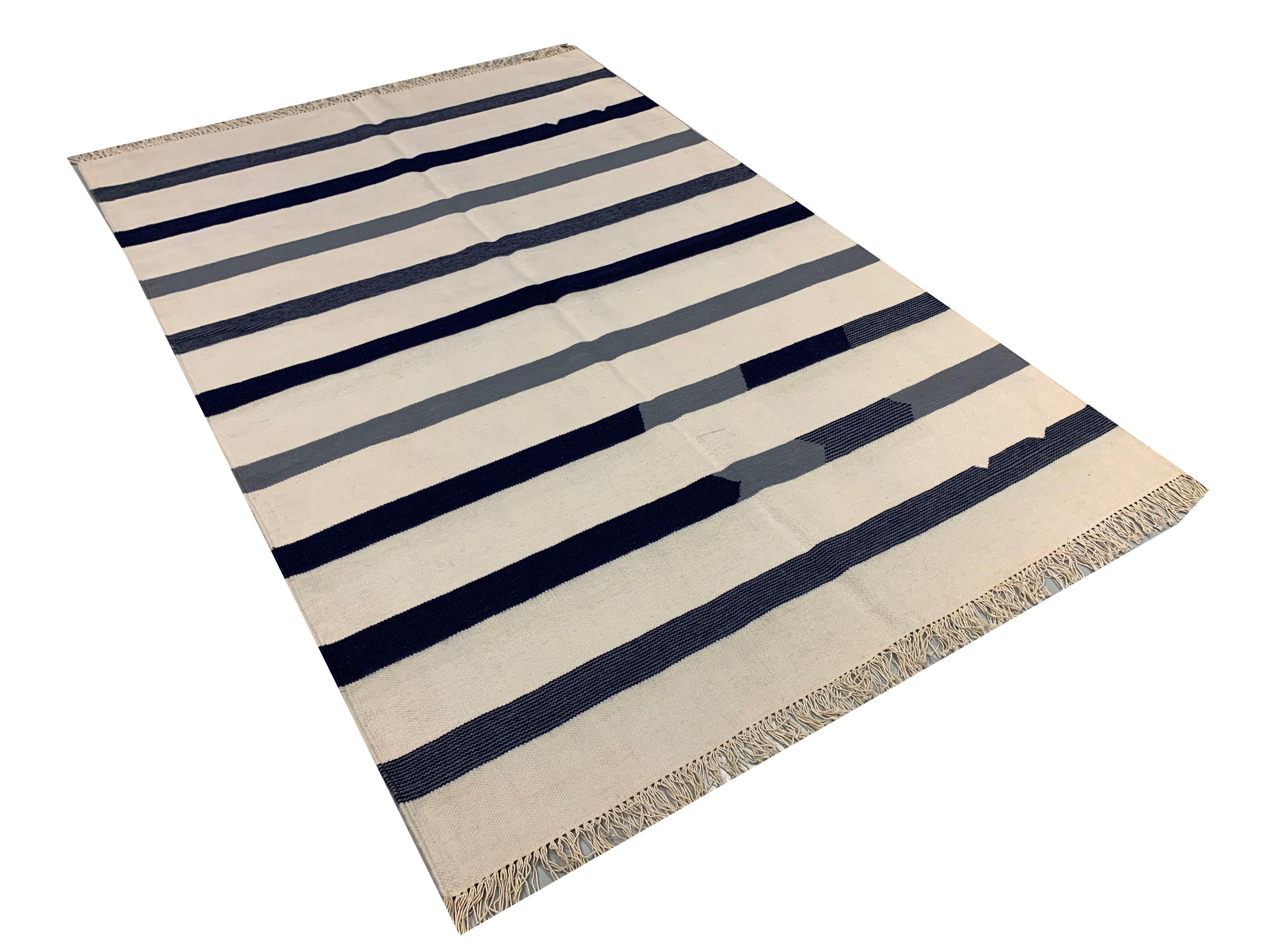 Modern Handwoven Elfenbein Kilim Schwarz & Elfenbein Teppich 4'1 x 6'2 (21. Jahrhundert und zeitgenössisch) im Angebot