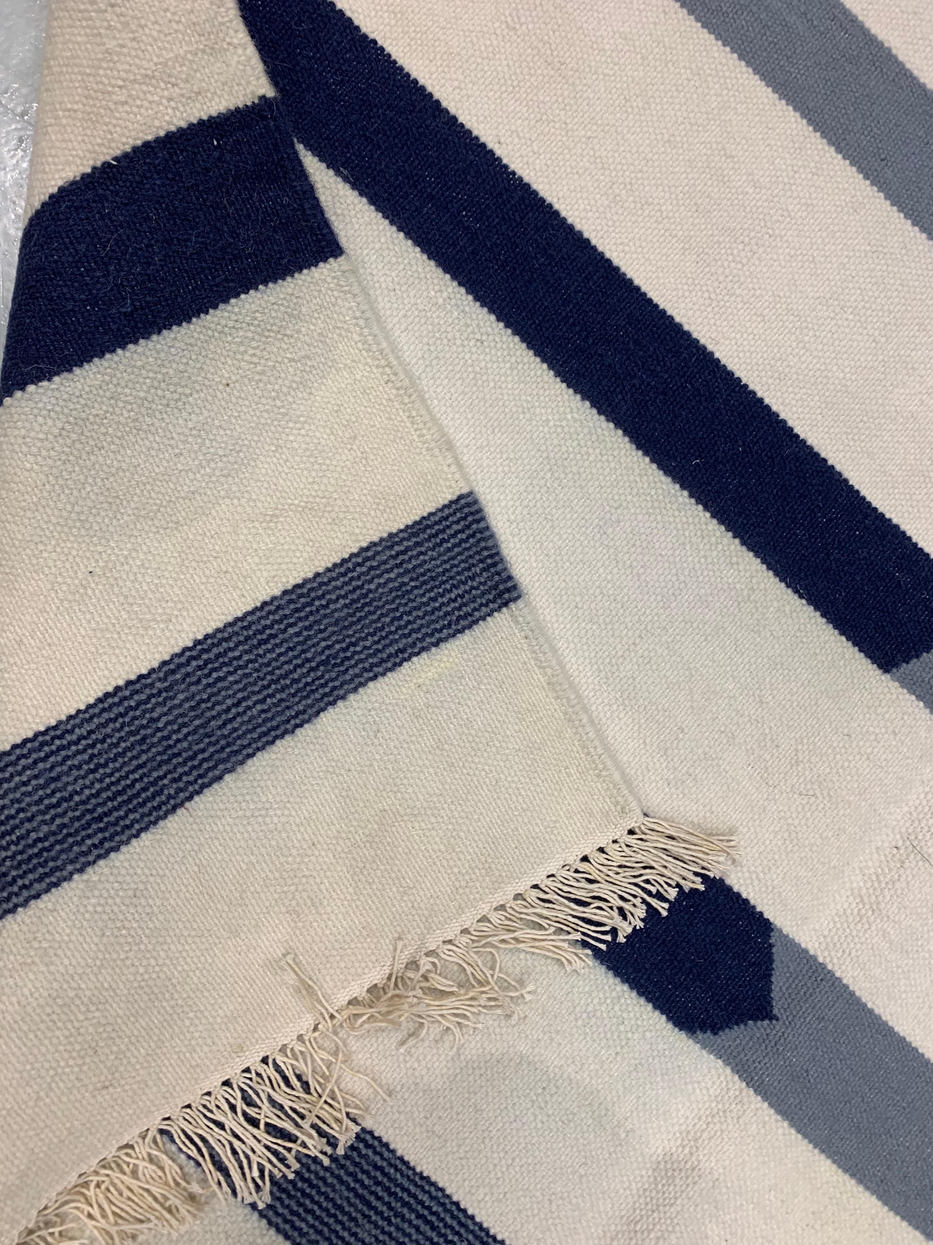 Modern Handwoven Elfenbein Kilim Schwarz & Elfenbein Teppich 4'1 x 6'2 im Angebot 1