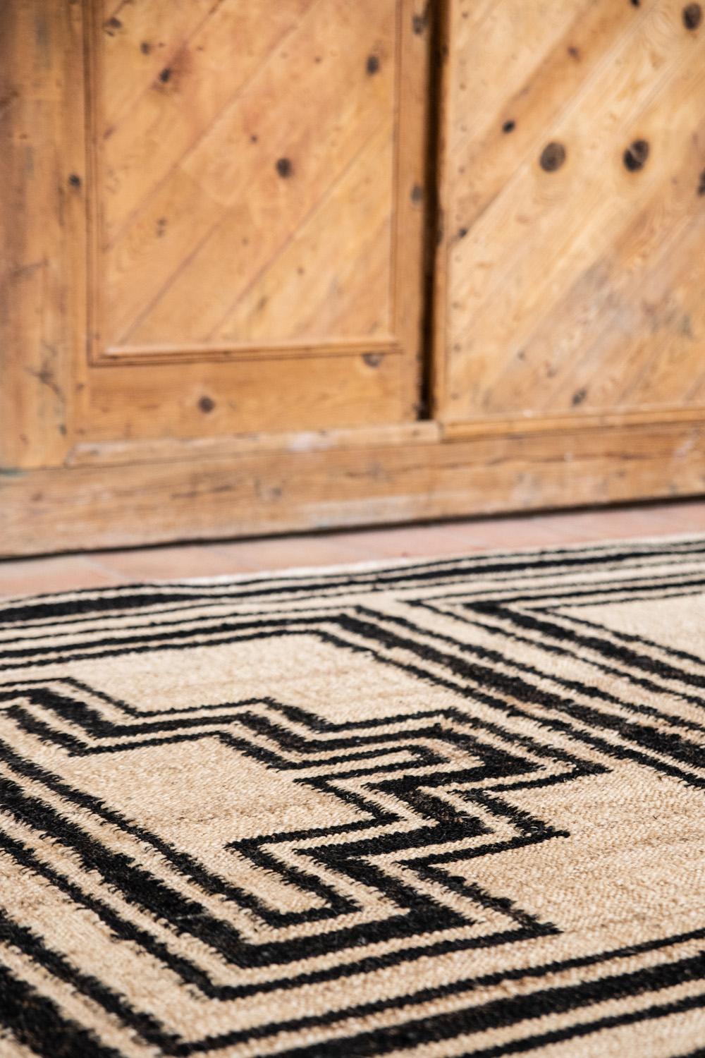 50% deposit Modern Handwoven Jute Carpet Rug Dhurrie Cream & Black Pyramid For Sale 3