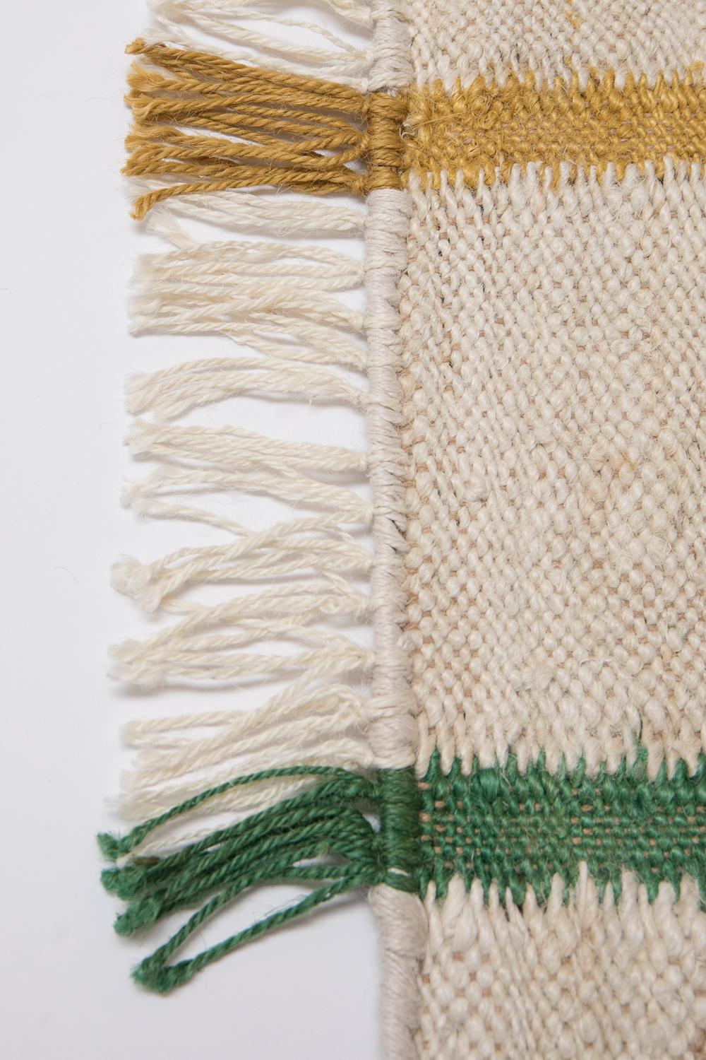 Moderner handgewebter Jute-Teppich-Kelim in Elfenbein, Schwarz, Orange, Rosa und Grün Mikado (Handgewebt) im Angebot