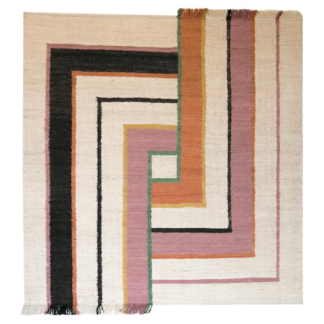 Moderner handgewebter Jute-Teppich aus Kelim in Elfenbein, Schwarz, Orange und Rosa mit Schrammen