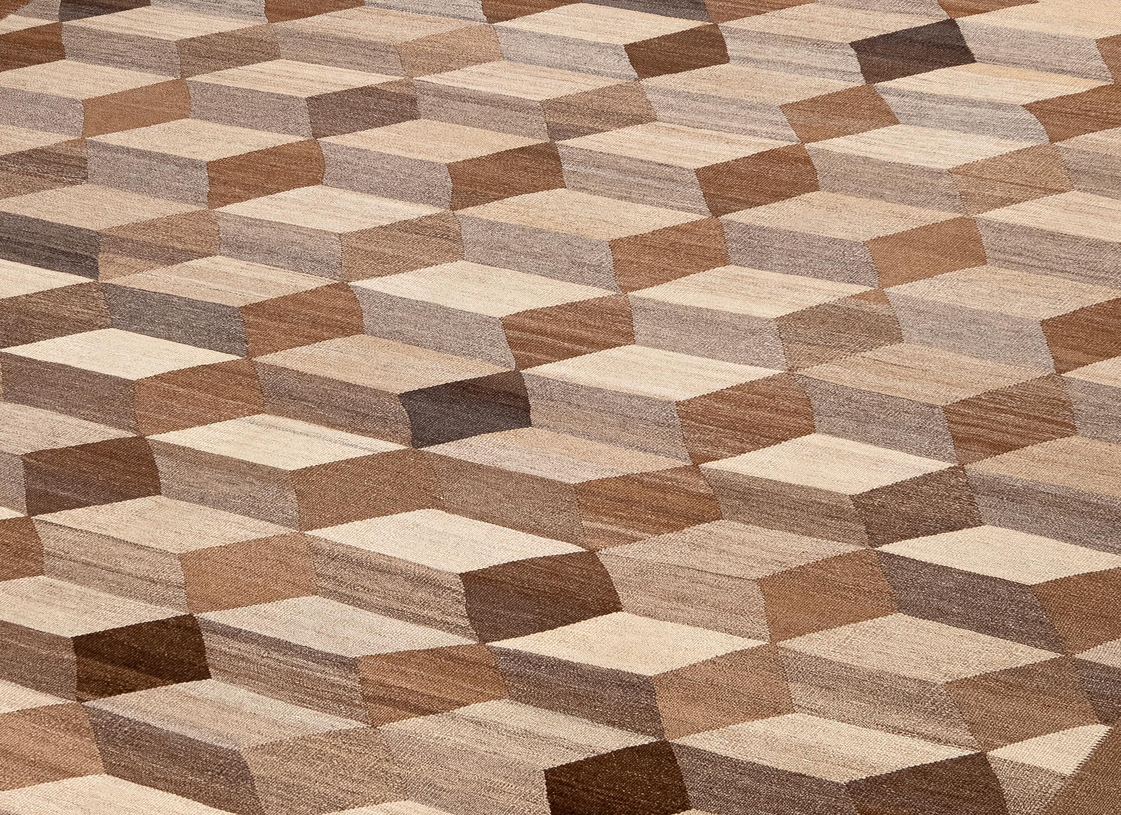 Dieses moderne, handgewebte Flachgewebe aus dem Iran besteht aus 100 % natürlicher, ungefärbter Wolle und zeigt das außergewöhnliche Können persischer Kunsthandwerker. Das Design zeichnet sich durch ein einzigartiges geometrisches Muster aus, das