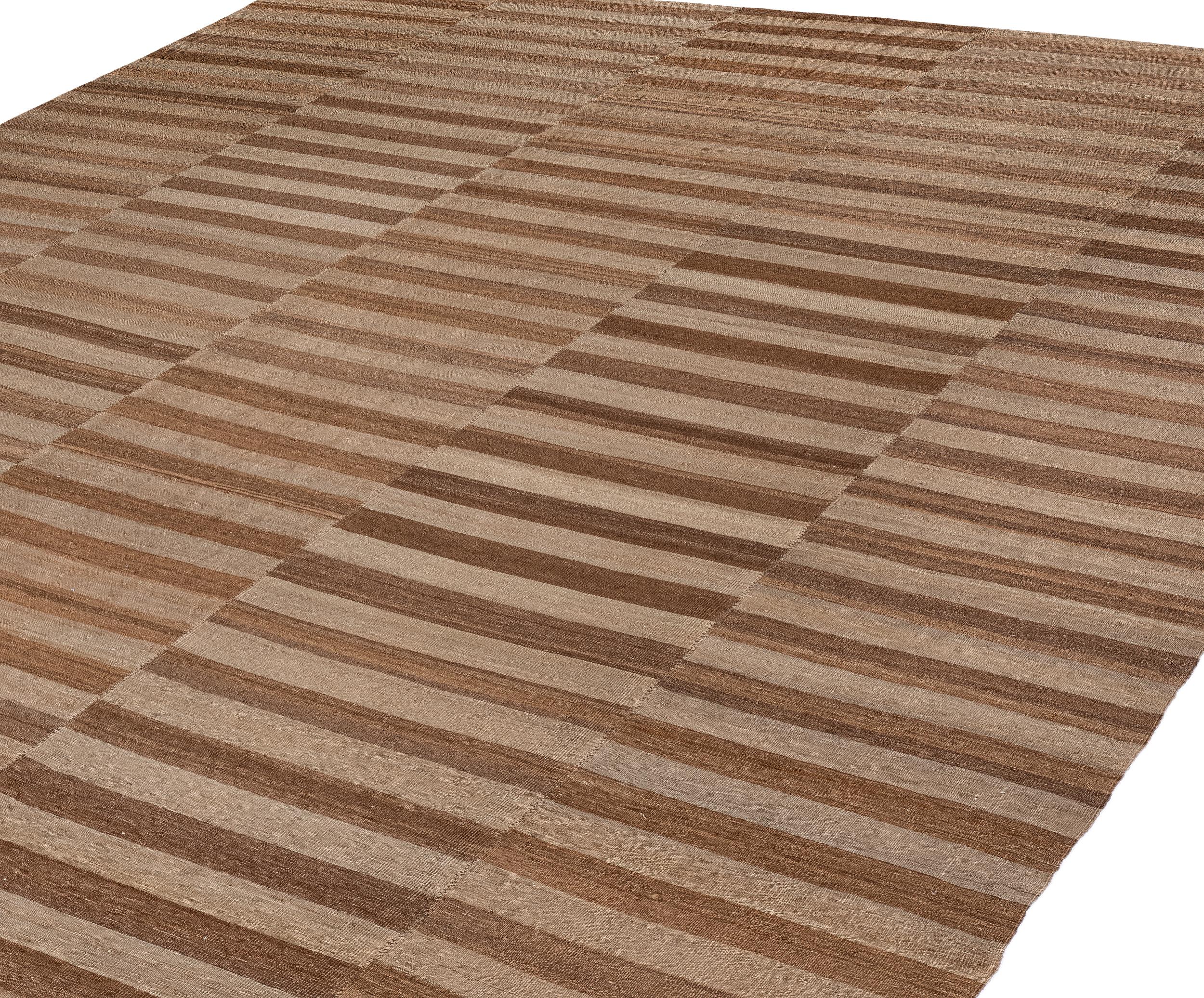 Organico moderno Kilim moderno tessuto a mano dall'Iran - Lana naturale a strisce neutre e terrose in vendita