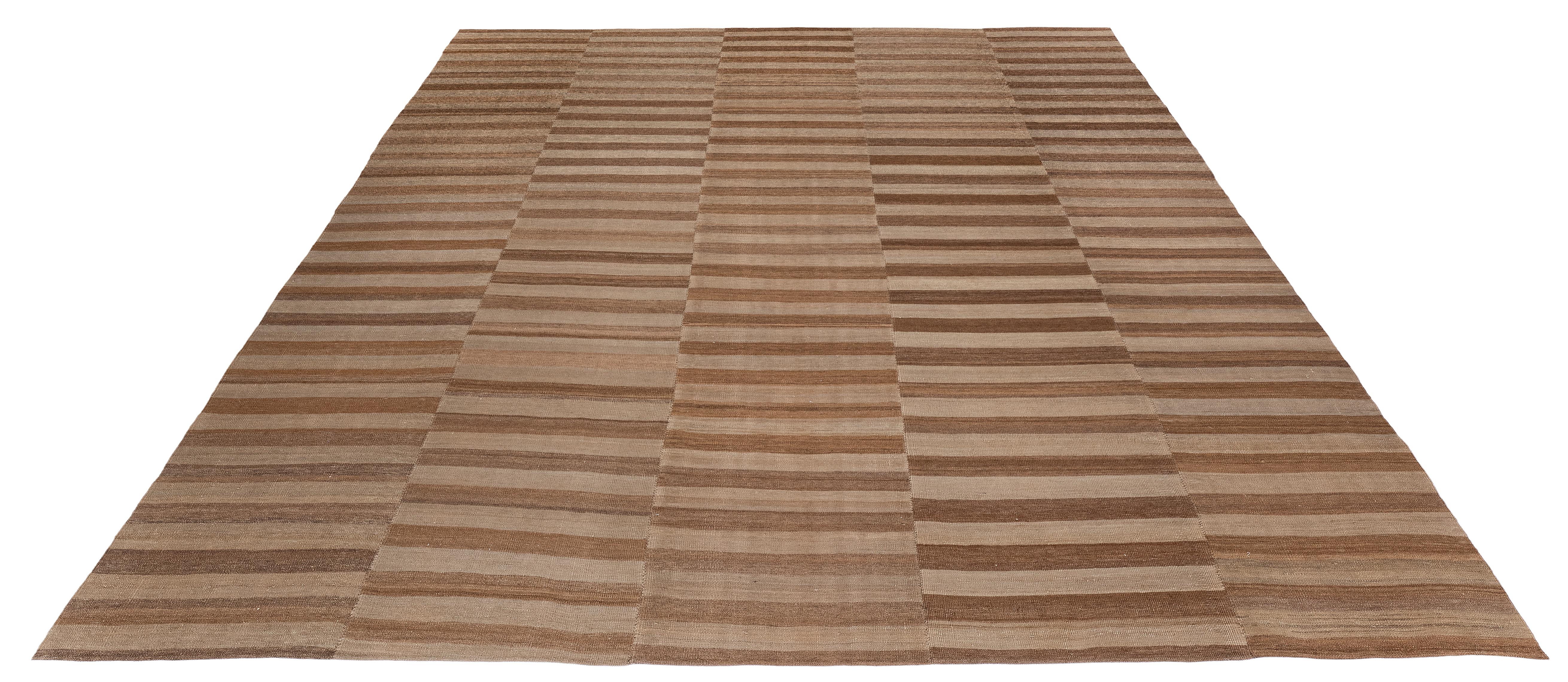 Kilim moderno tessuto a mano dall'Iran - Lana naturale a strisce neutre e terrose In condizioni Nuovo in vendita a New York, NY