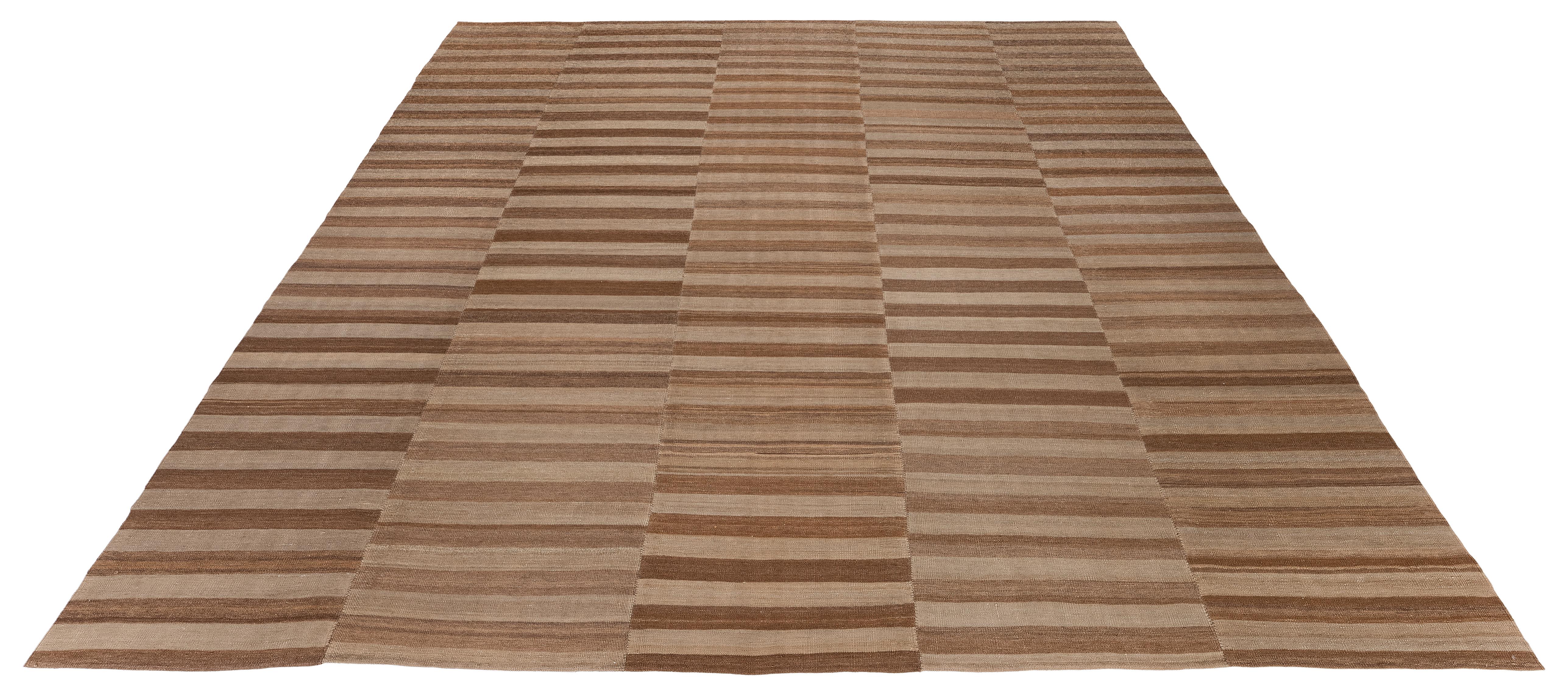 XXI secolo e contemporaneo Kilim moderno tessuto a mano dall'Iran - Lana naturale a strisce neutre e terrose in vendita