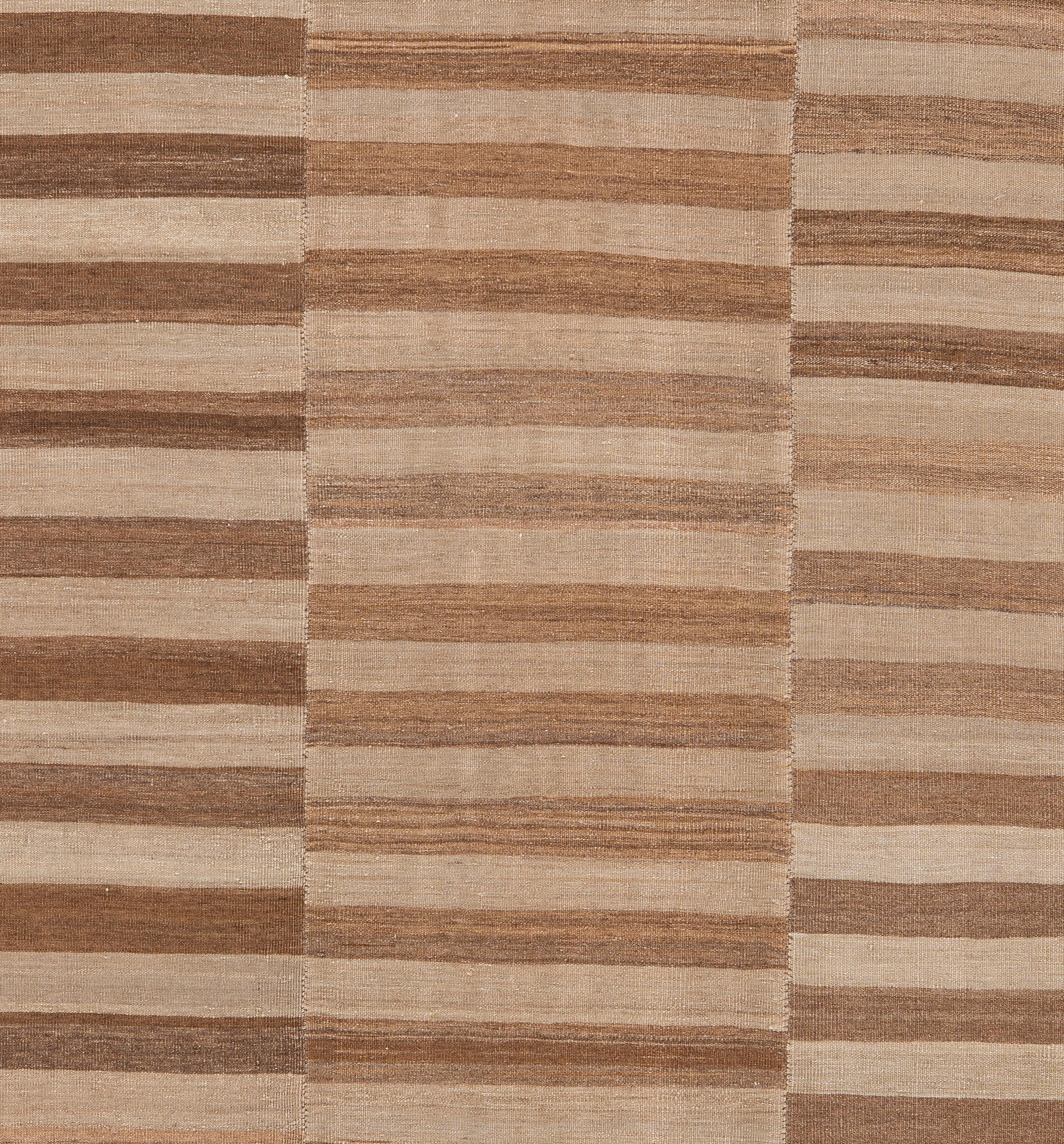 Kilim moderno tessuto a mano dall'Iran - Lana naturale a strisce neutre e terrose in vendita 1