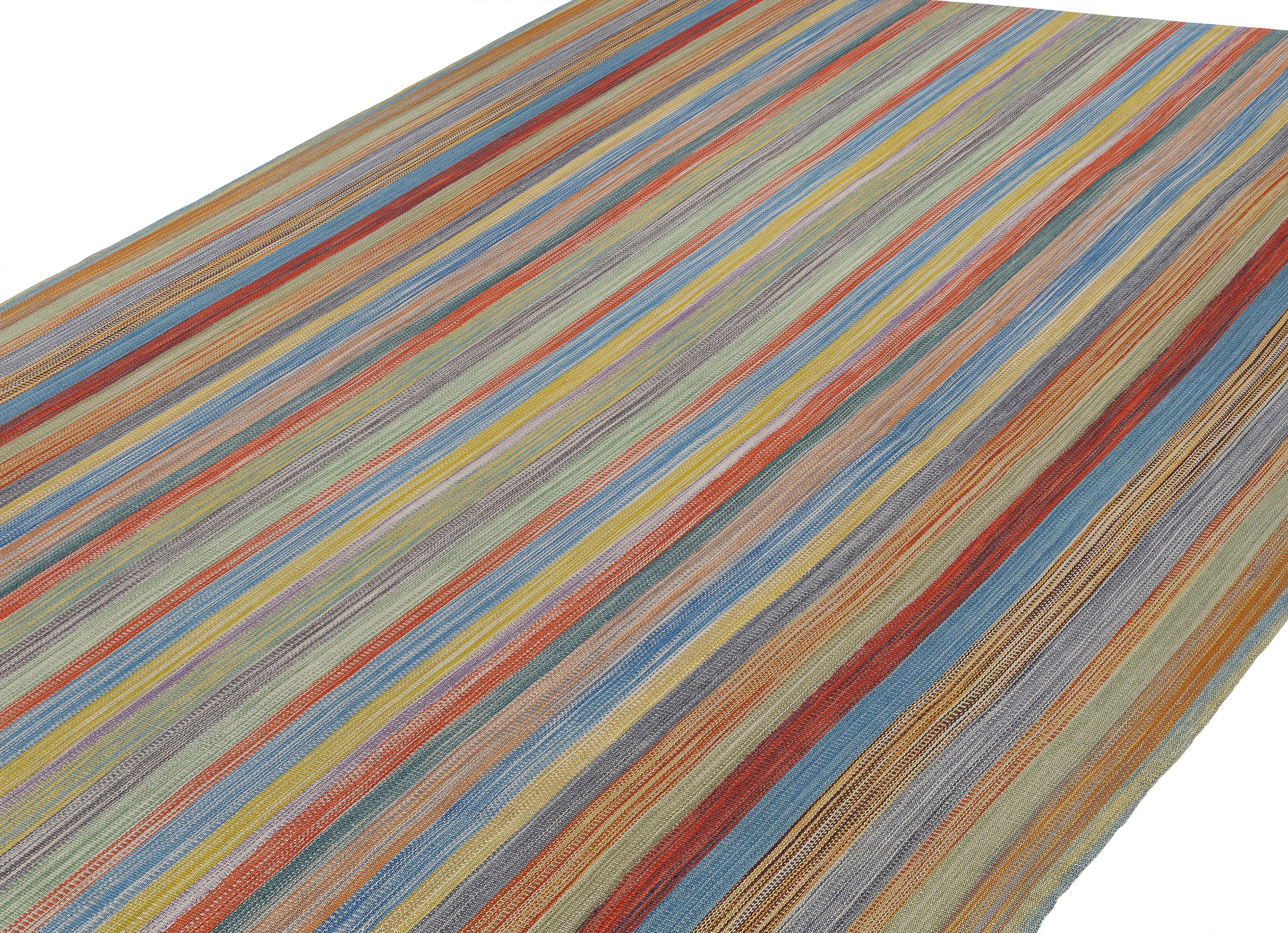 Moderner handgewebter Kelim aus dem Iran - natürliche Wolle in lebhaftem Streifendesign (Moderne der Mitte des Jahrhunderts) im Angebot