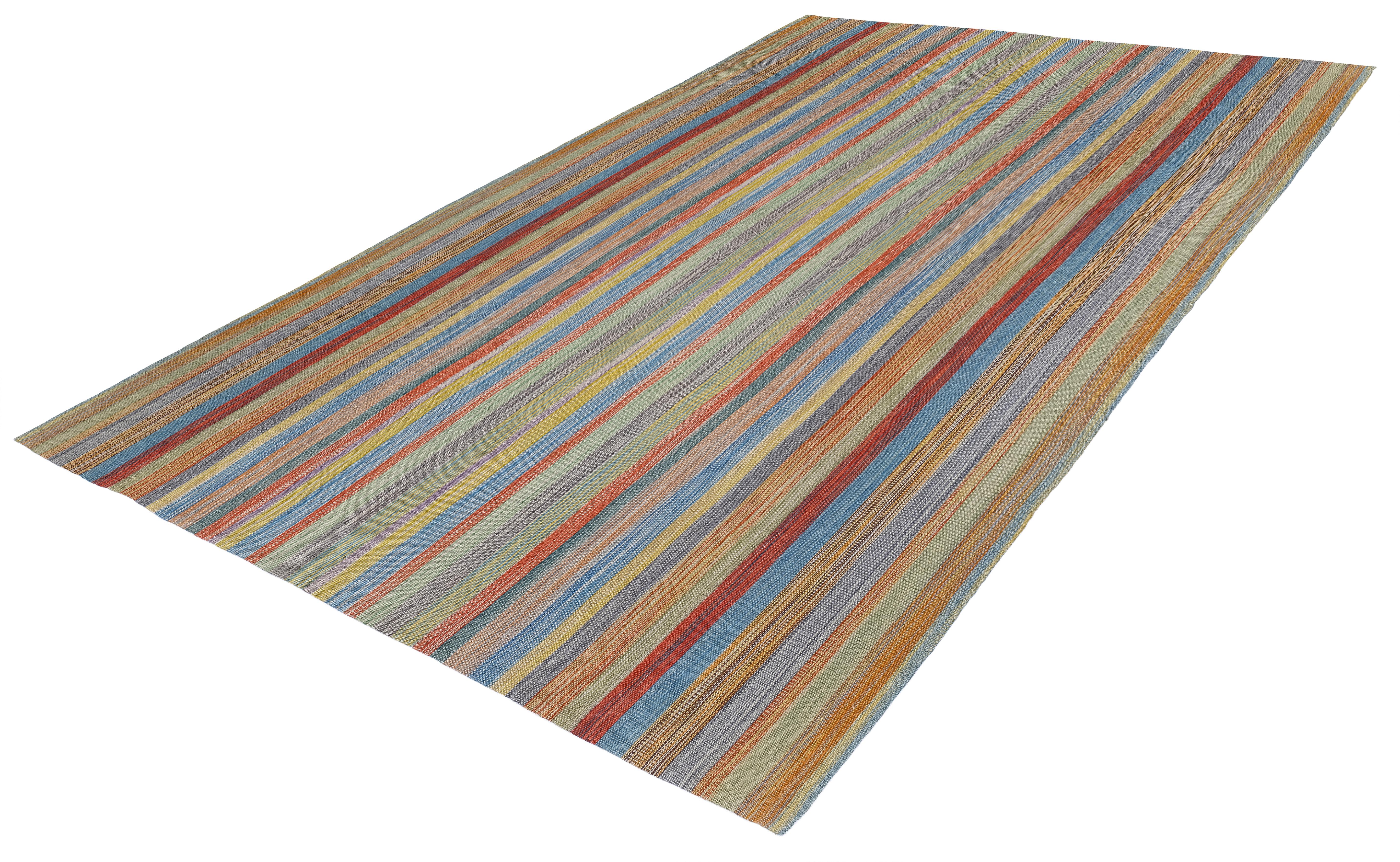 Moderner handgewebter Kelim aus dem Iran - natürliche Wolle in lebhaftem Streifendesign (Persisch) im Angebot