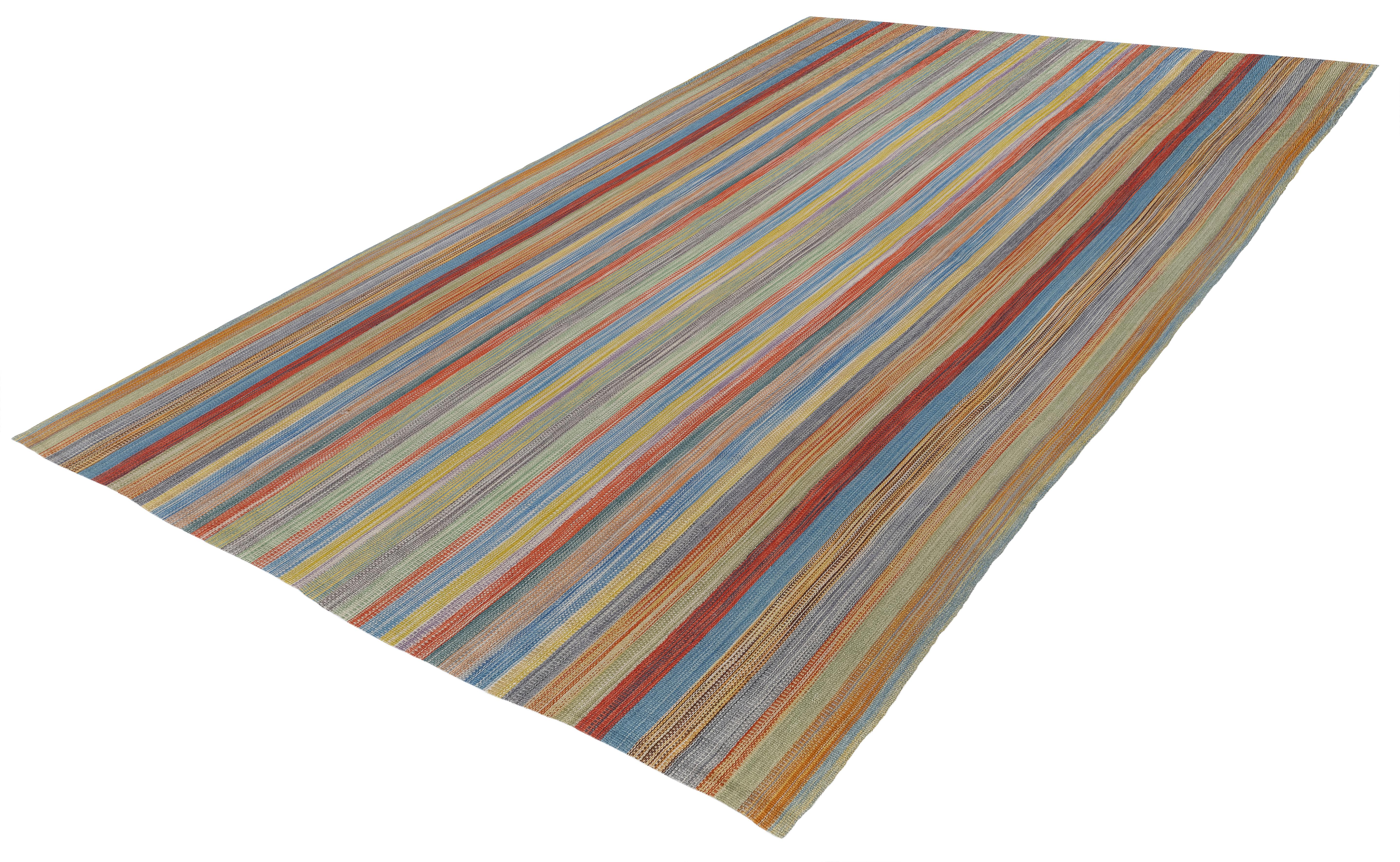 Moderner handgewebter Kelim aus dem Iran - natürliche Wolle in lebhaftem Streifendesign (Handgewebt) im Angebot