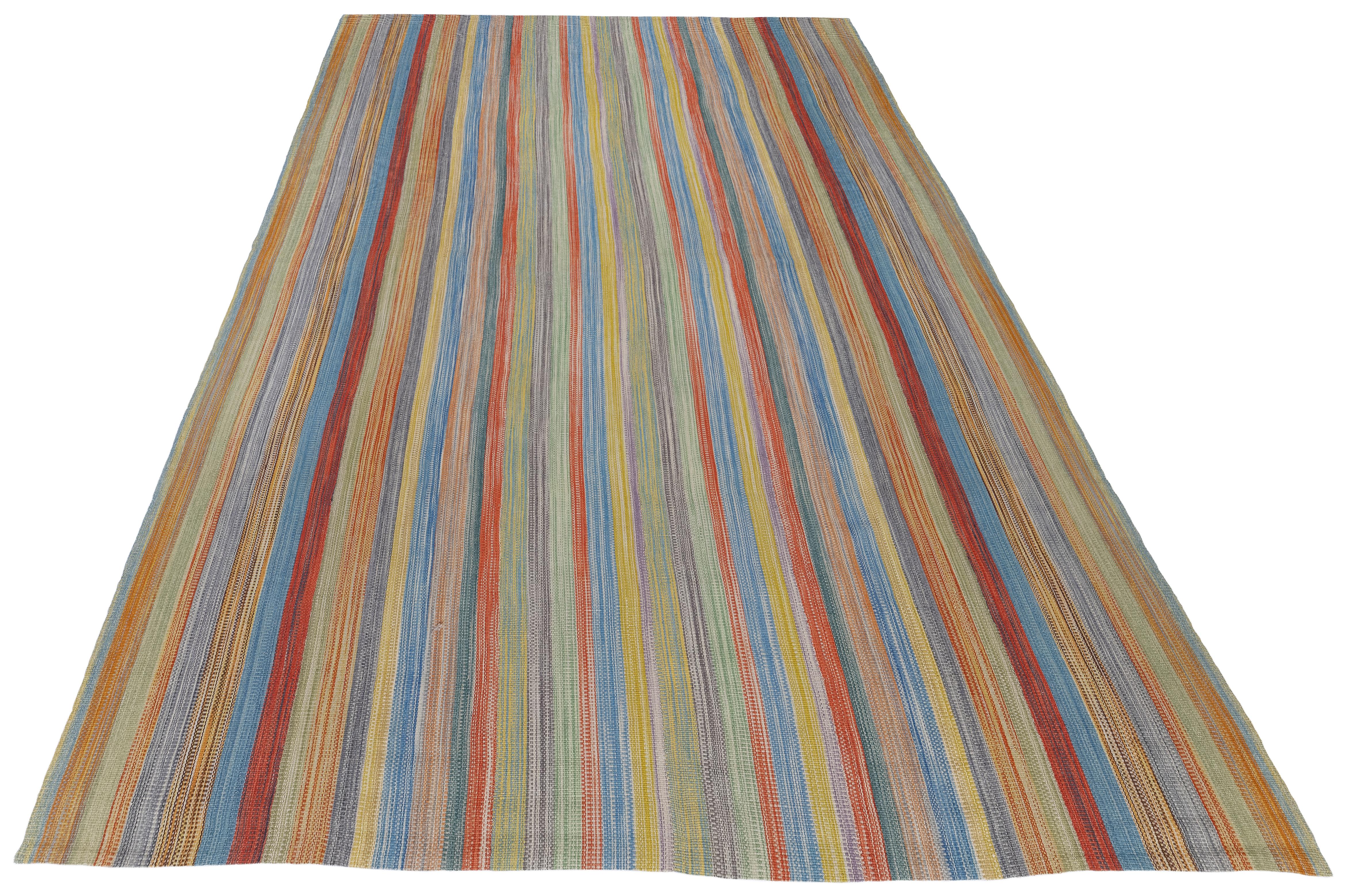 Moderner handgewebter Kelim aus dem Iran - natürliche Wolle in lebhaftem Streifendesign im Zustand „Neu“ im Angebot in New York, NY