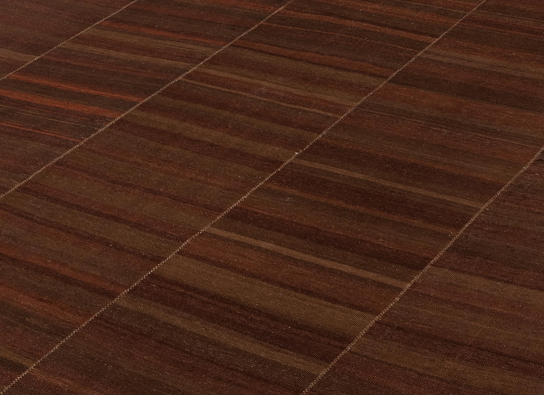 Organico moderno Kilim moderno tessuto a mano dall'Iran - Lana naturale nei toni caldi della terra in vendita