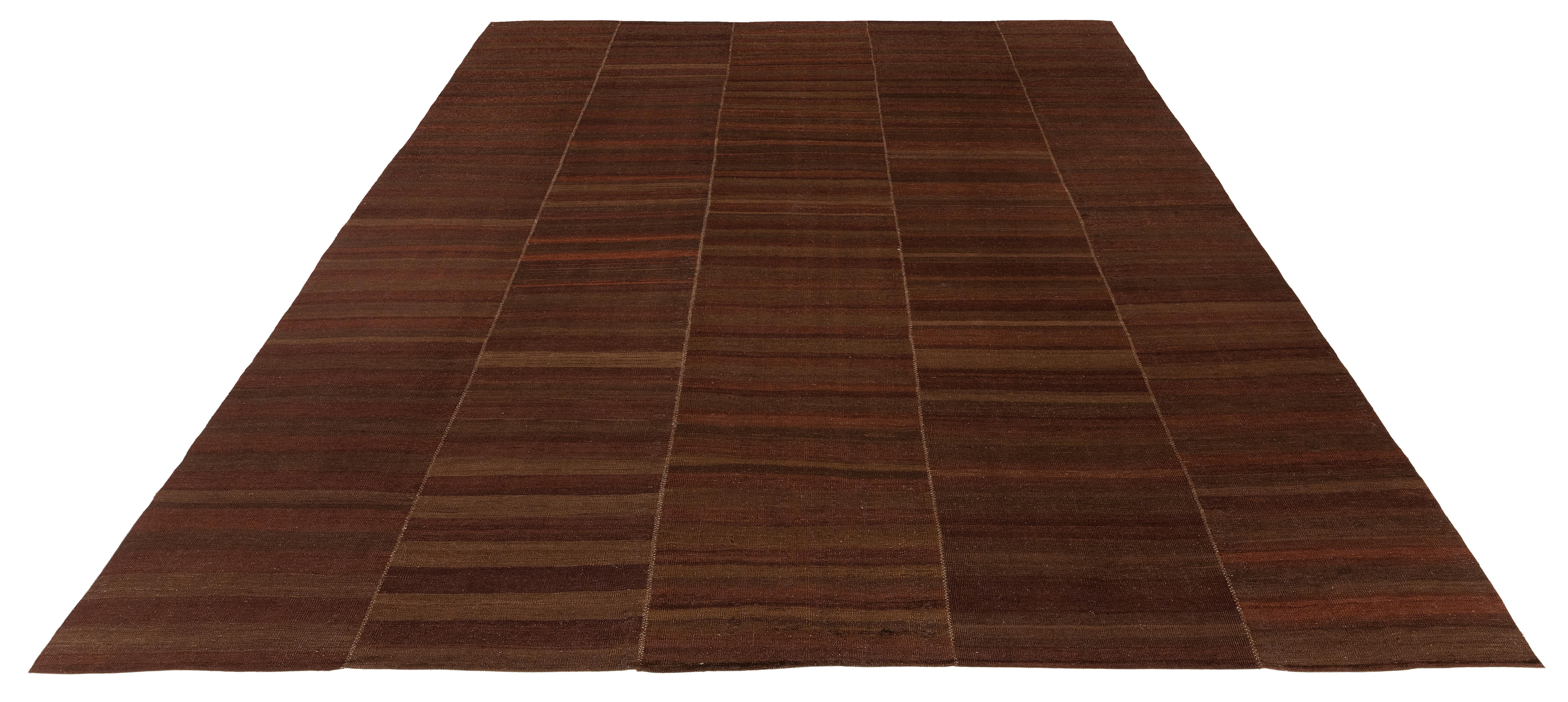 XXI secolo e contemporaneo Kilim moderno tessuto a mano dall'Iran - Lana naturale nei toni caldi della terra in vendita