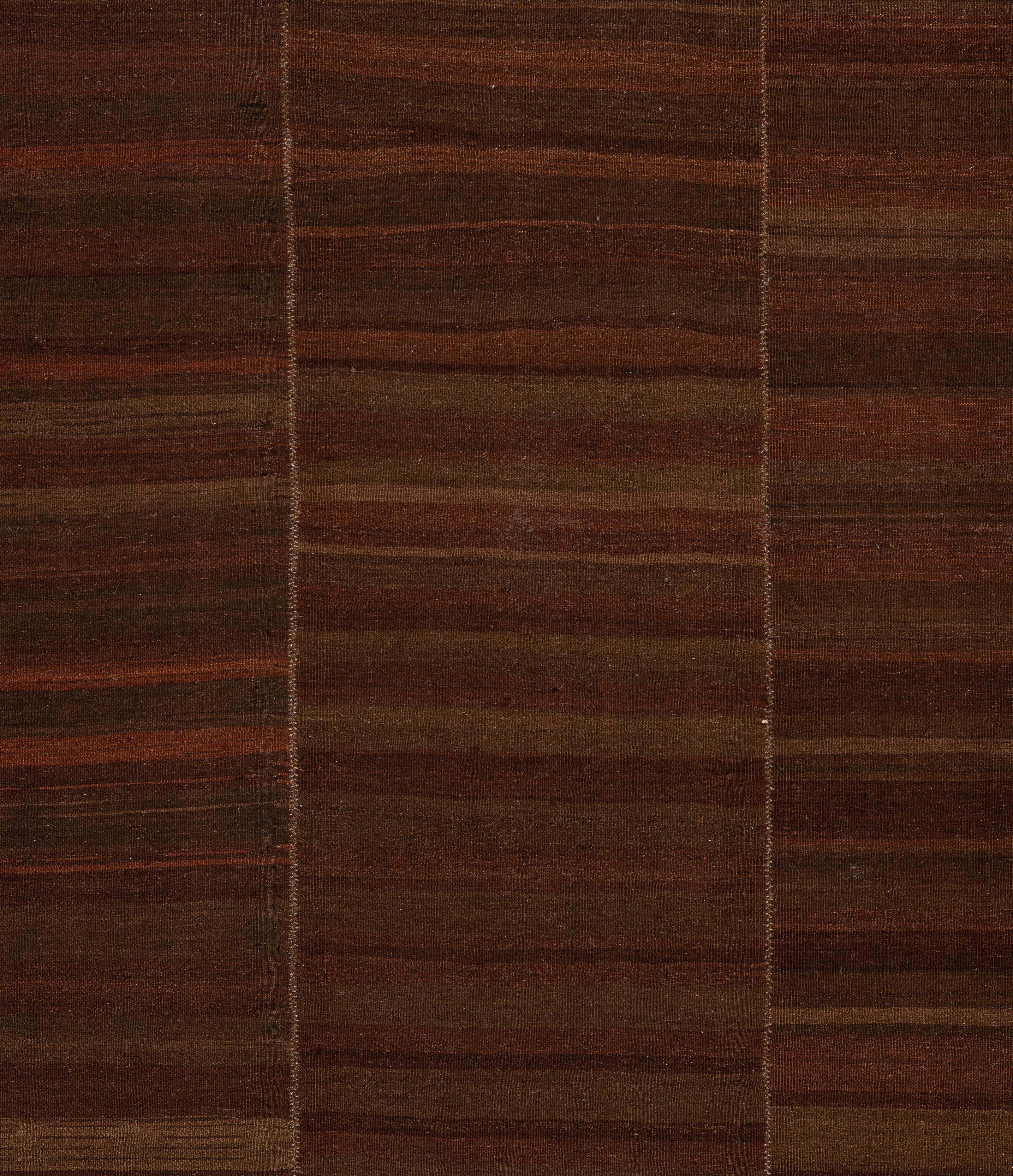 Kilim moderno tessuto a mano dall'Iran - Lana naturale nei toni caldi della terra in vendita 1