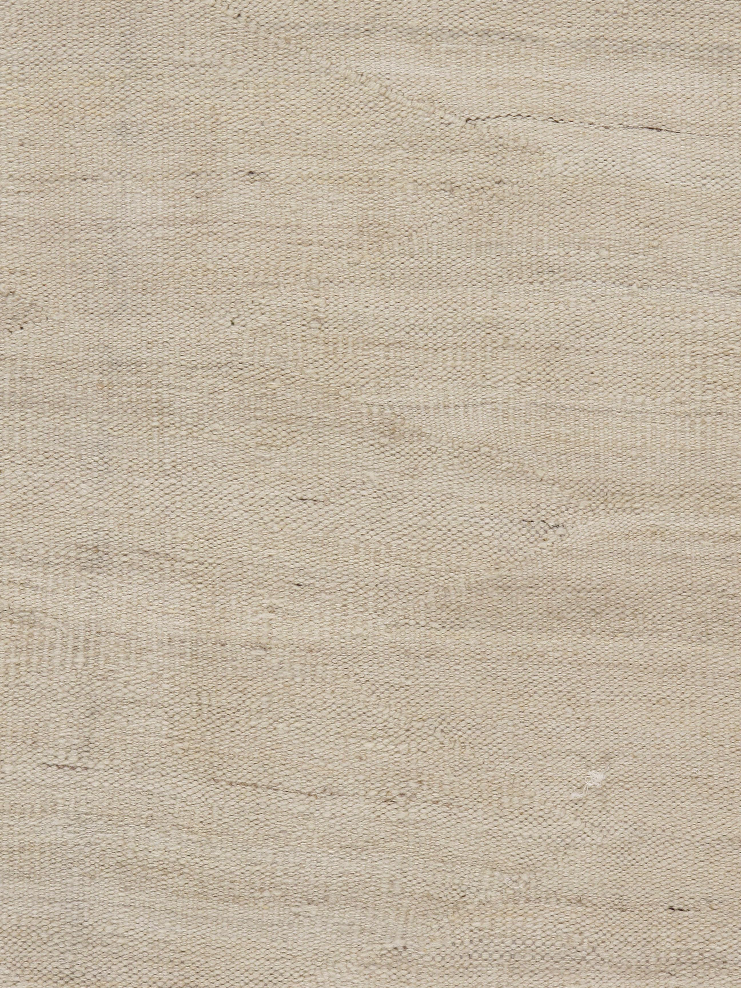 Moderner handgewebter elfenbein-beiger Kelim-Teppich, 9'2 x 11'9. Handgewebter Kelim in natürlichem Elfenbein und Beige. Die Schlichtheit und Kühnheit dieses Stücks verleiht ihm ein zeitgenössisches Flair und kann sowohl in einem modernen als auch