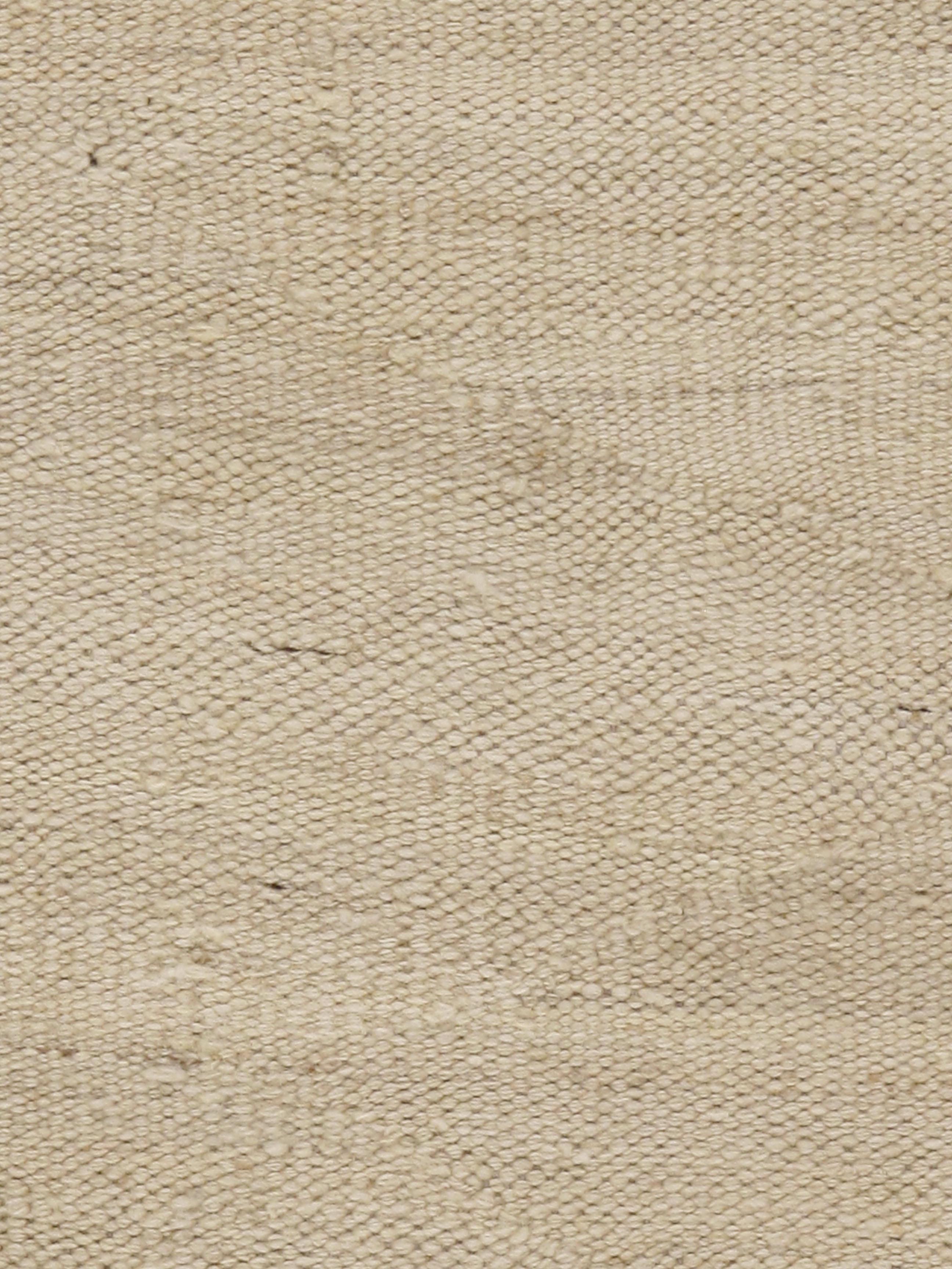 9'2 x 11'9. Handgewebter Kelim in natürlichem Elfenbein und Beige. Die Schlichtheit und Kühnheit dieses Stücks verleiht ihm ein zeitgenössisches Flair und kann sowohl in einem modernen als auch in einem traditionellen Ambiente zur Geltung kommen.