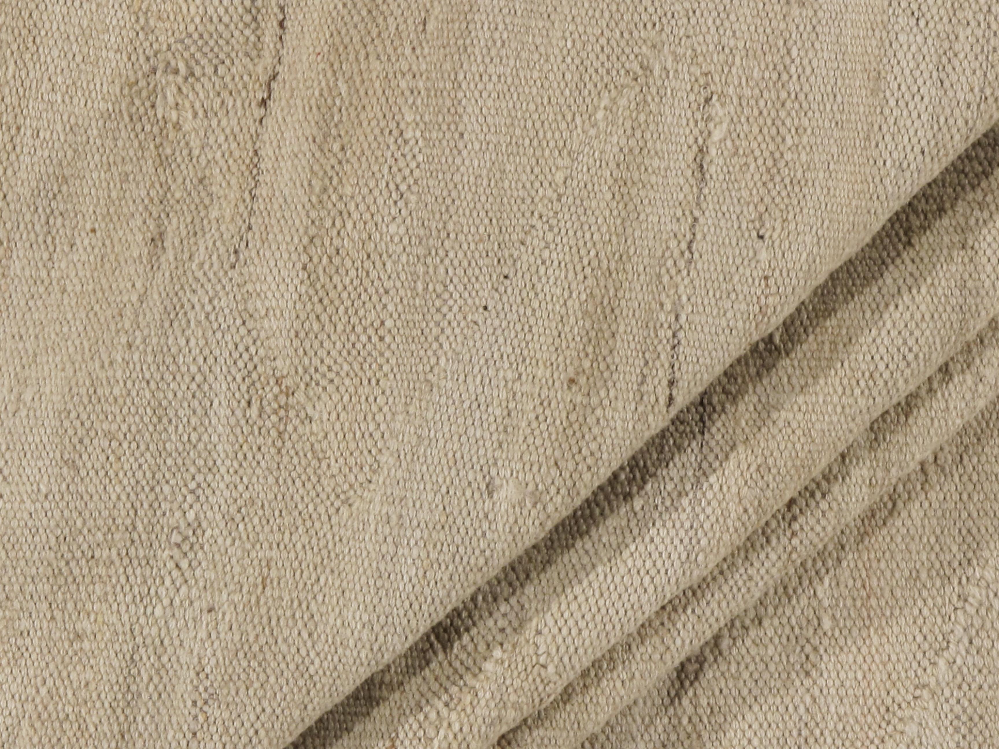 Moderner handgewebter elfenbein-beiger Kilim-Teppich  9'2 x 11'9 (Indisch) im Angebot