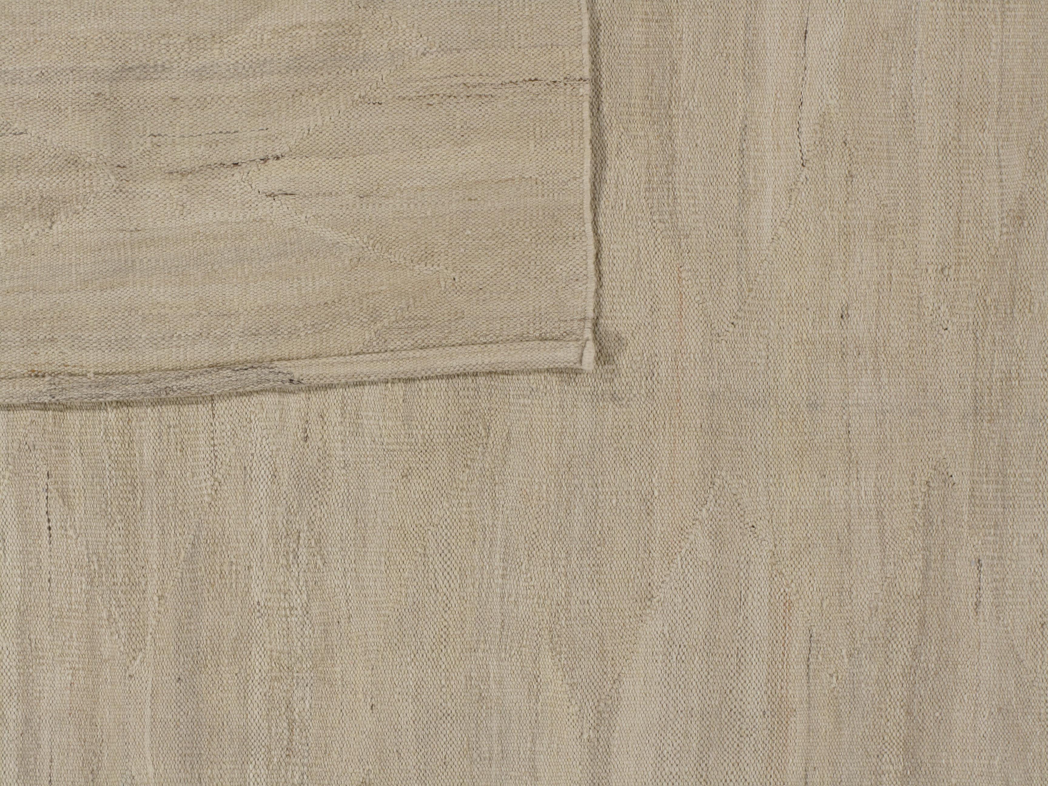Moderner handgewebter elfenbein-beiger Kilim-Teppich  9'2 x 11'9 (Handgewebt) im Angebot