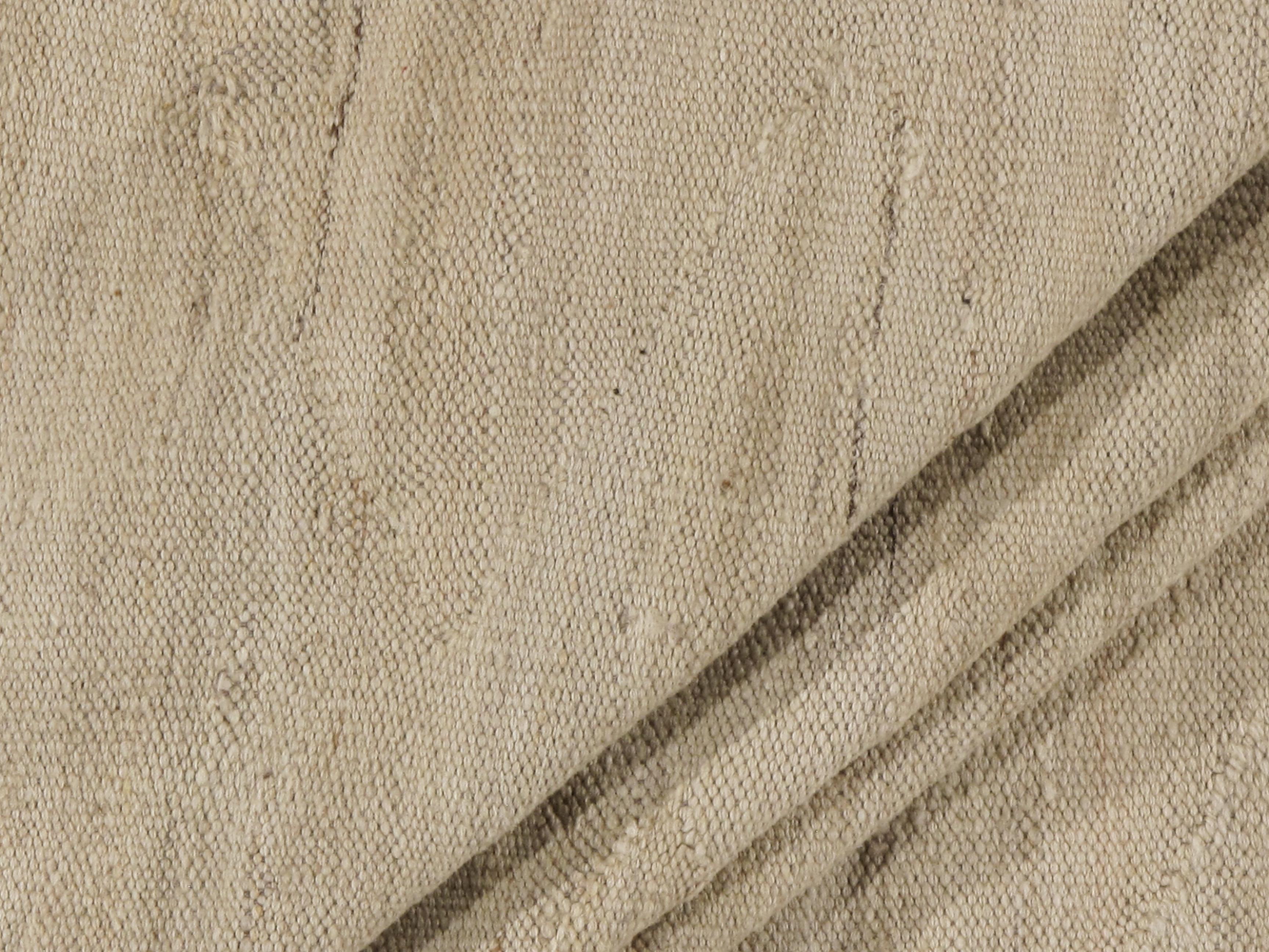 Moderner handgewebter elfenbein-beiger Kilim-Teppich  9'2 x 11'9 (Handgewebt) im Angebot