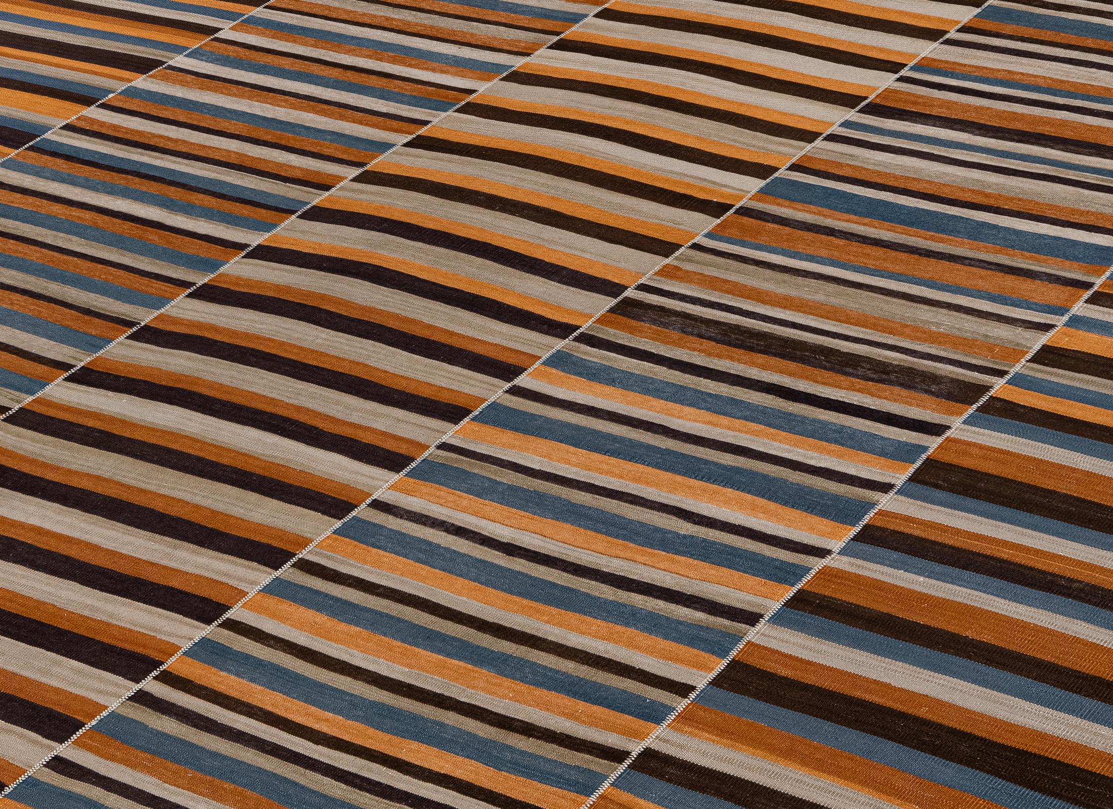 Ce tissage plat réalisé à la main à Mazandaran, en Iran, est fabriqué à partir de 100 % de laine naturelle non teinte. Il célèbre l'héritage du tissage de la région à travers un design moderne et minimaliste à rayures. Le jeu rythmique des bruns