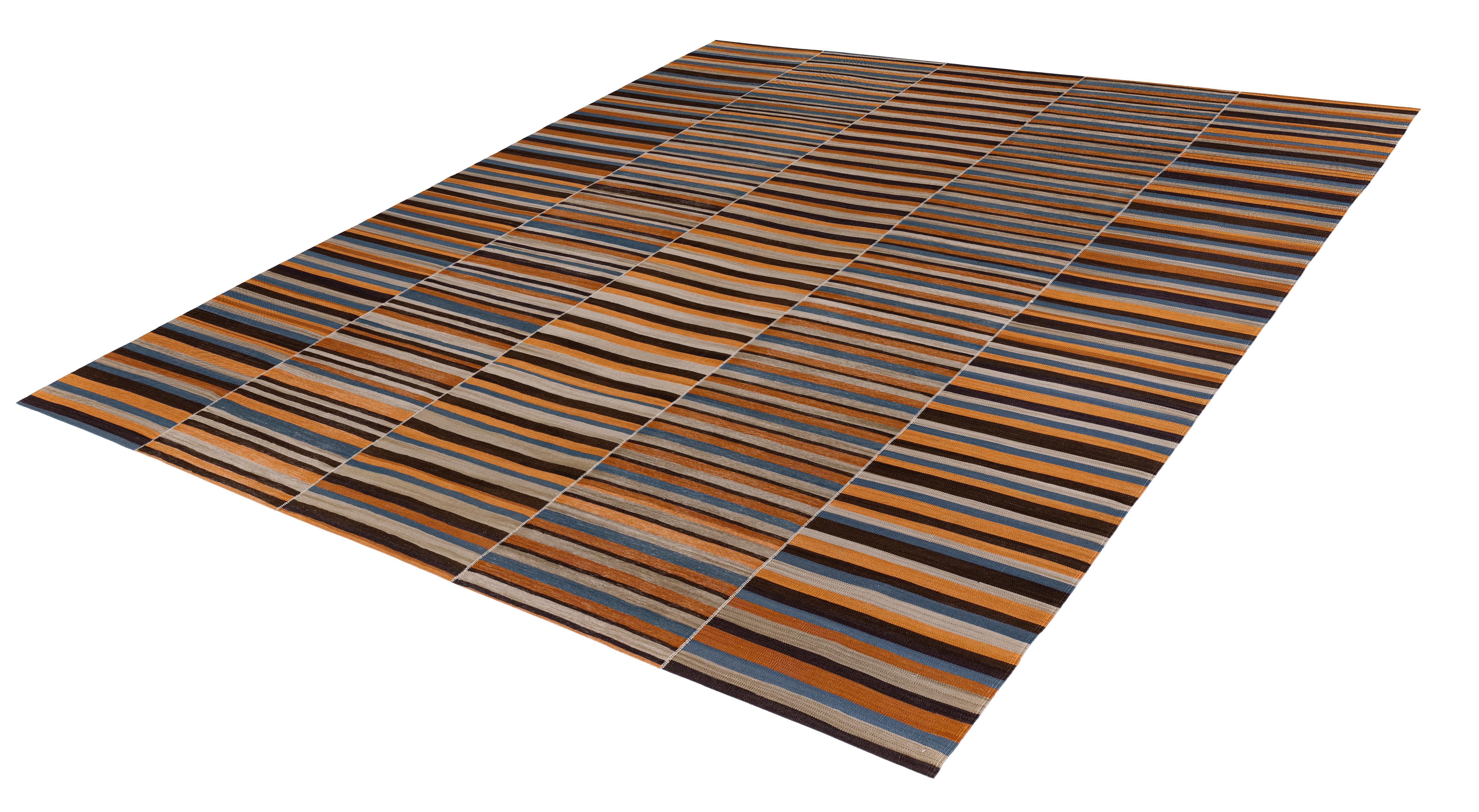 Tissé à la main Tissu plat moderne Mazandaran tissé à la main - Laine naturelle, tons de terre rayés en vente