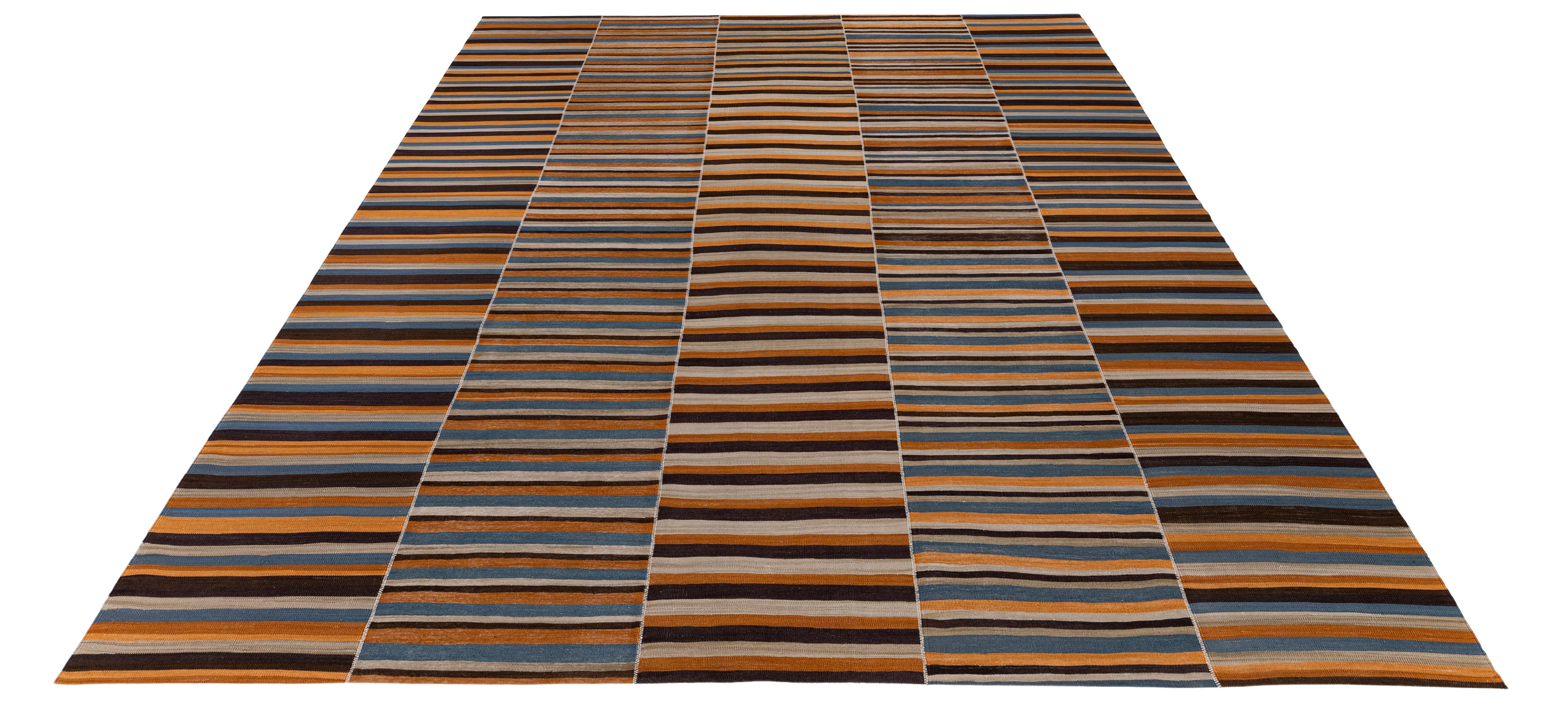 Tissu plat moderne Mazandaran tissé à la main - Laine naturelle, tons de terre rayés Neuf - En vente à New York, NY