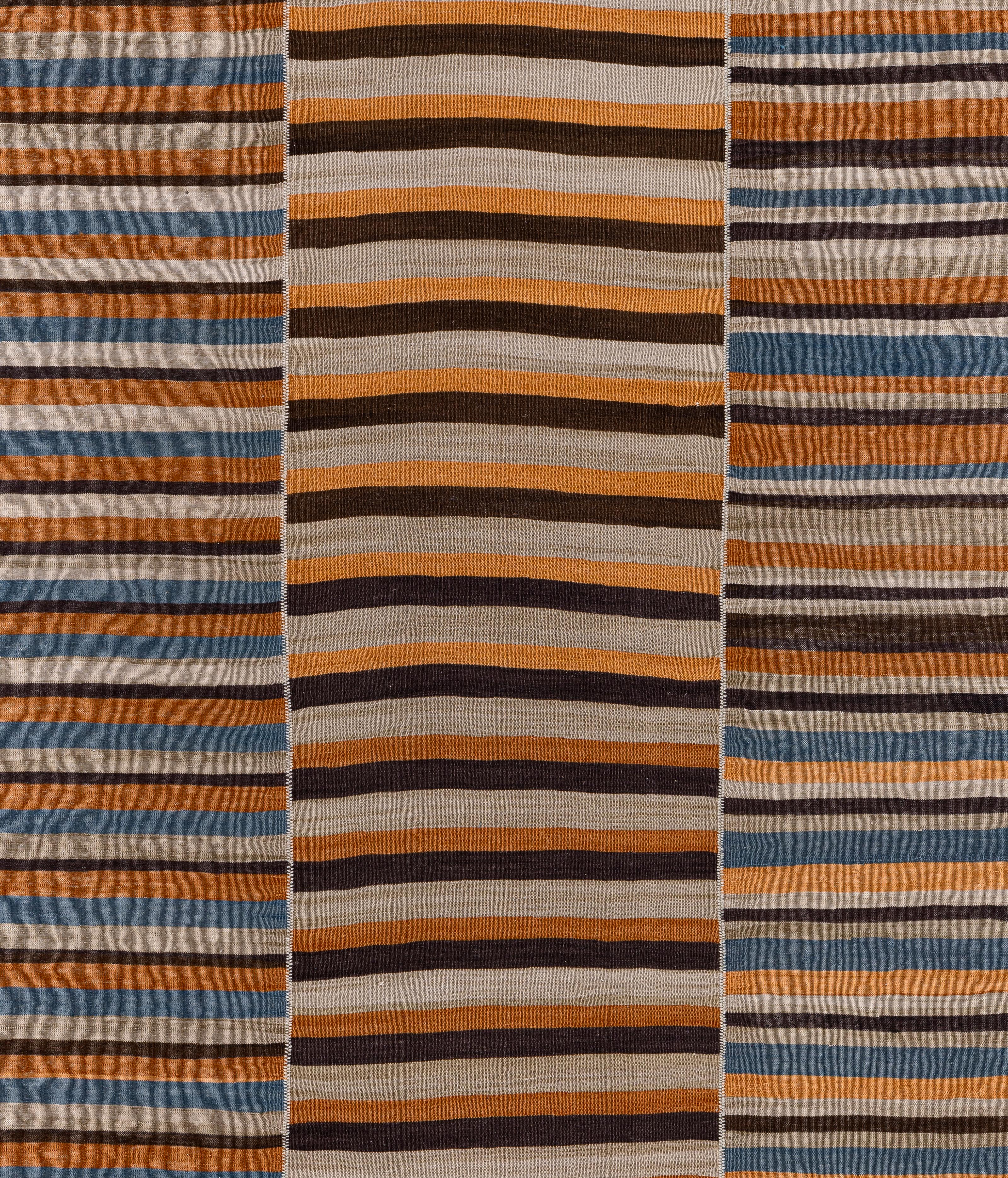 Tissu plat moderne Mazandaran tissé à la main - Laine naturelle, tons de terre rayés en vente 1