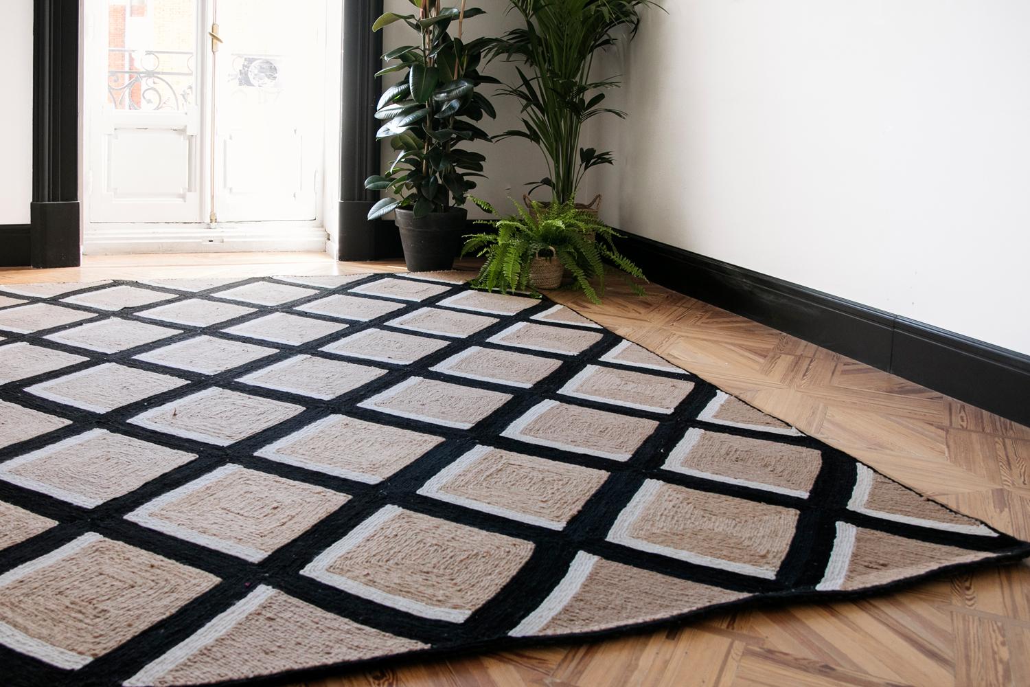 Modern Handwoven Polypropylene Outdoor Rug Carpet Beige&Black DiamondMartini For Sale 4