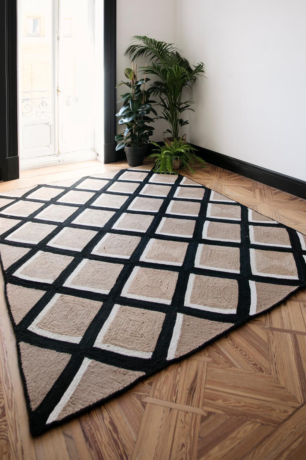 Modern Handwoven Polypropylene Outdoor Rug Carpet Beige&Black DiamondMartini For Sale 6