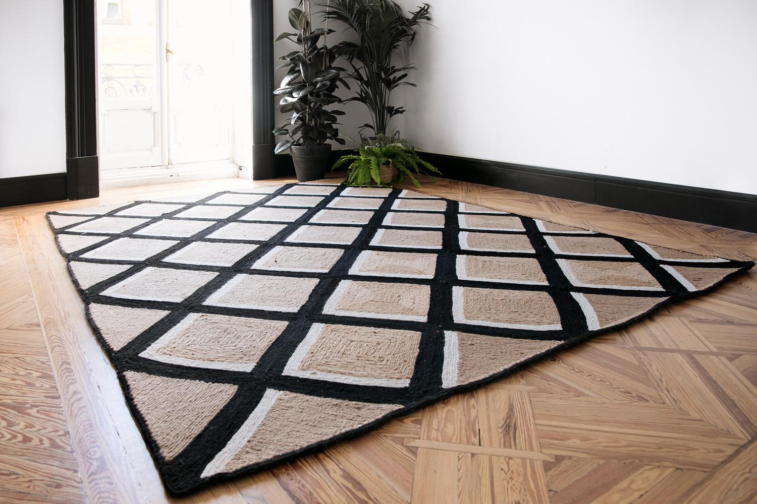 Modern Handwoven Polypropylene Outdoor Rug Carpet Beige&Black DiamondMartini For Sale 7