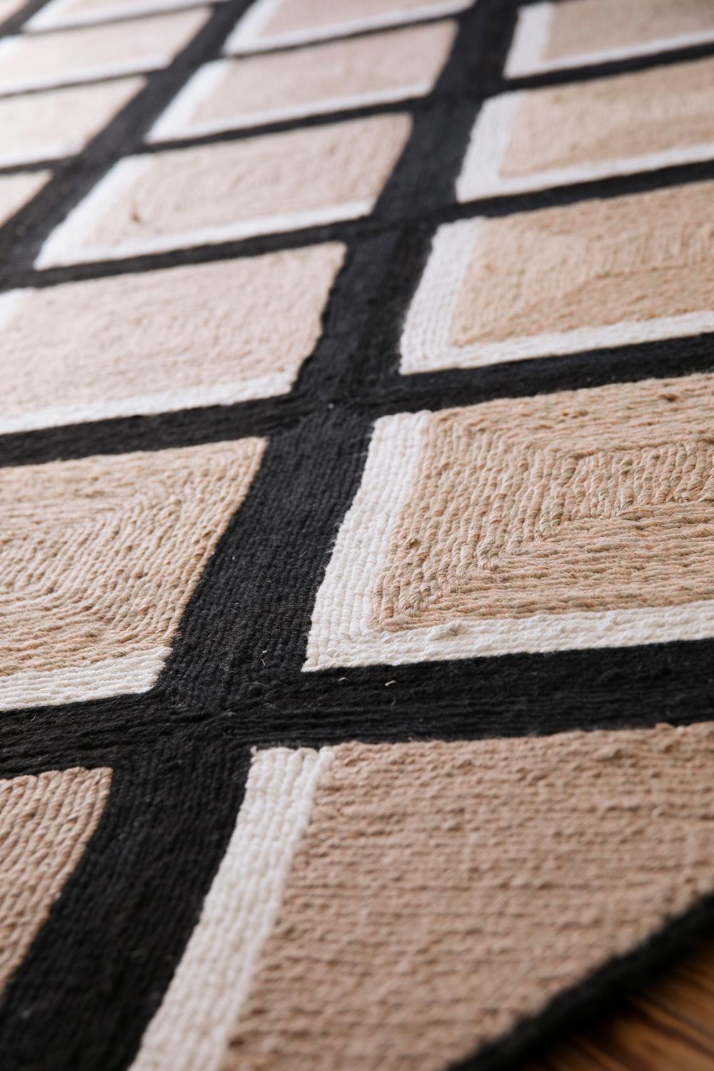 Modern Handwoven Polypropylene Outdoor Rug Carpet Beige&Black DiamondMartini For Sale 8