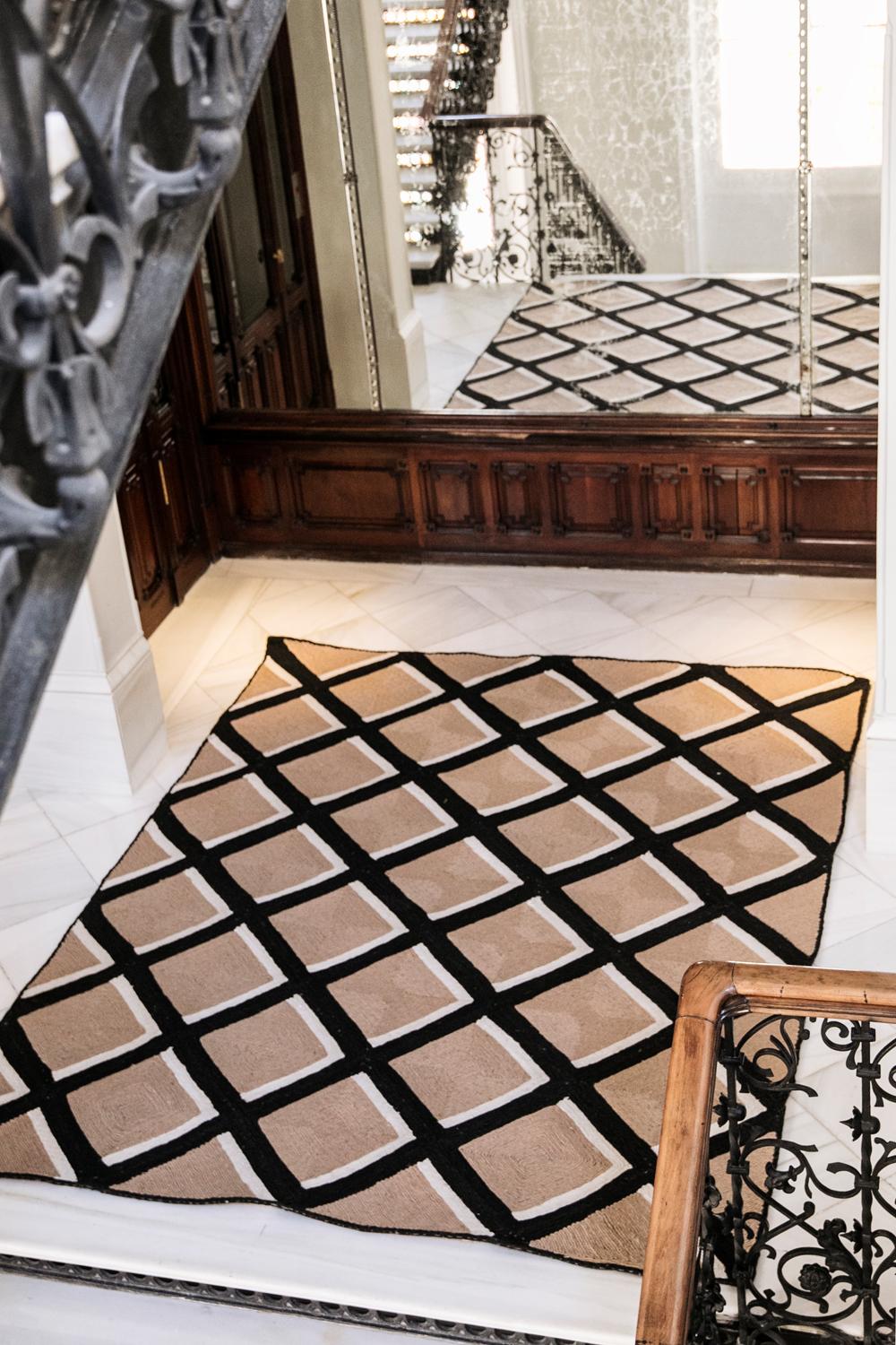 Modern Handwoven Polypropylene Outdoor Rug Carpet Beige&Black DiamondMartini In New Condition For Sale In Madrid, ES