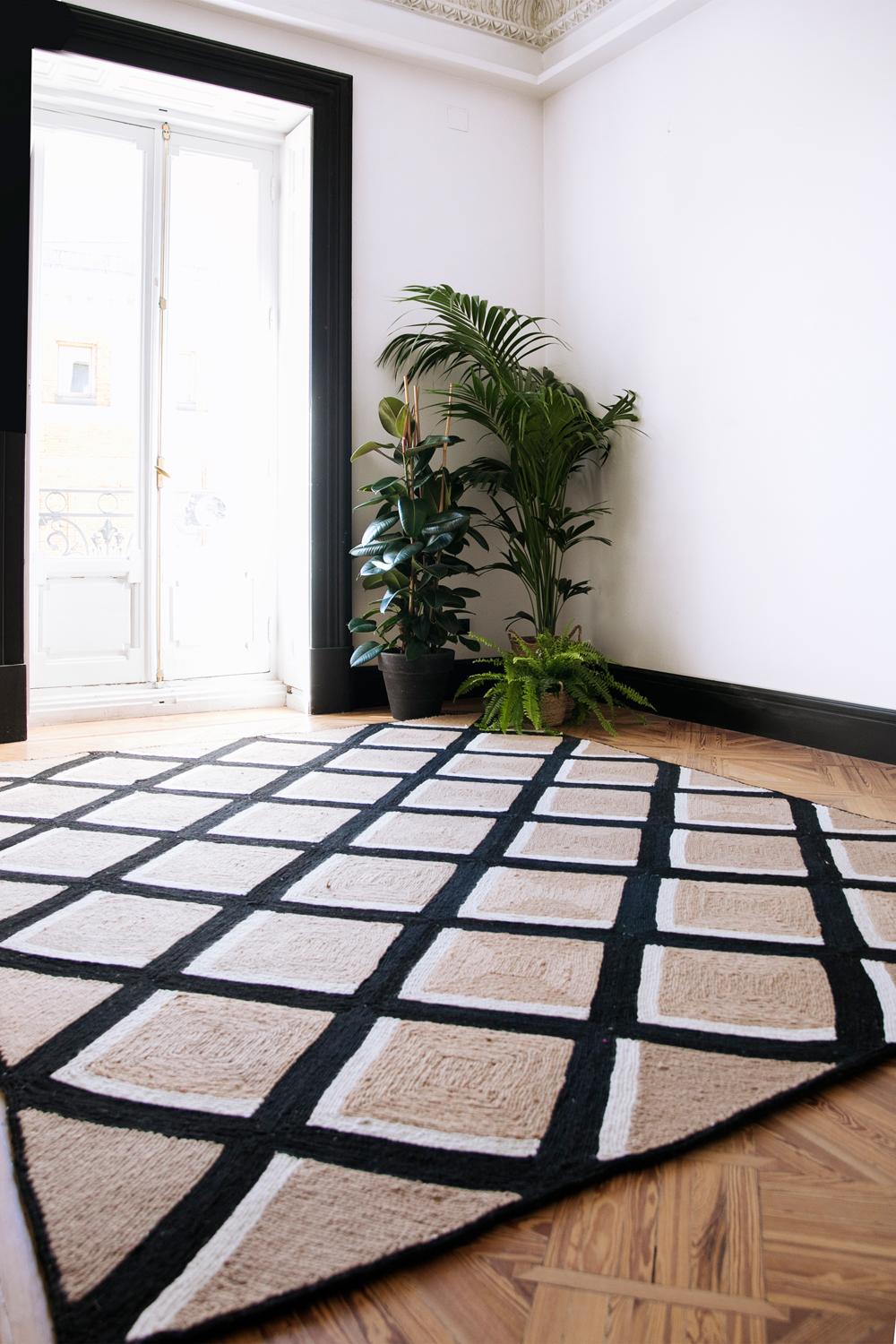 Modern Handwoven Polypropylene Outdoor Rug Carpet Beige&Black DiamondMartini For Sale 2