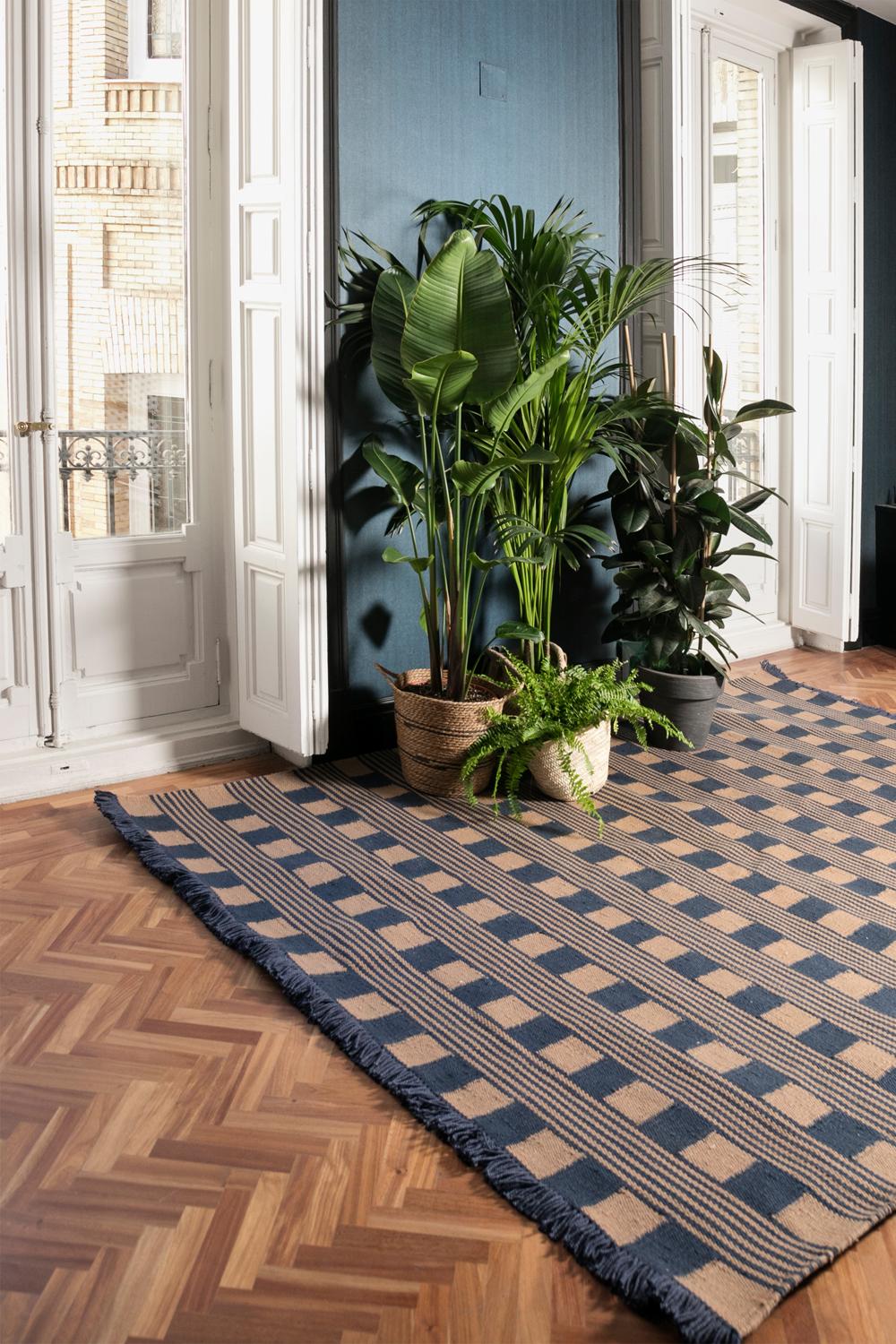 Hand-Woven Modern Handwoven Polypropylene Outdoor Rug Carpet Blue&Beige Trattoria For Sale