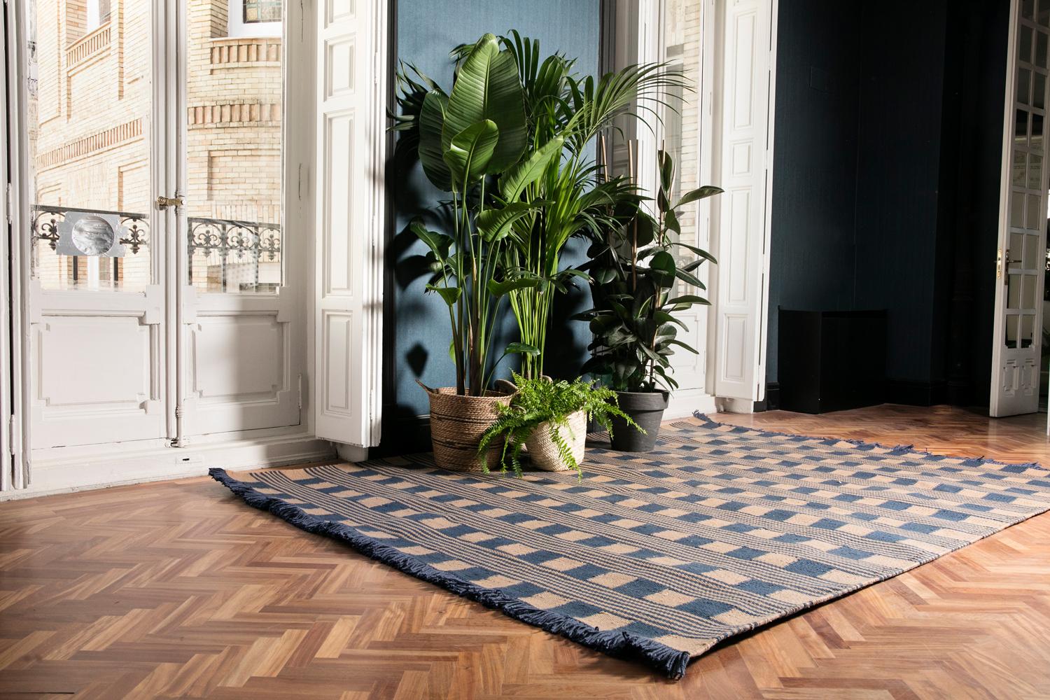 Acrylic Modern Handwoven Polypropylene Outdoor Rug Carpet Blue&Beige Trattoria For Sale