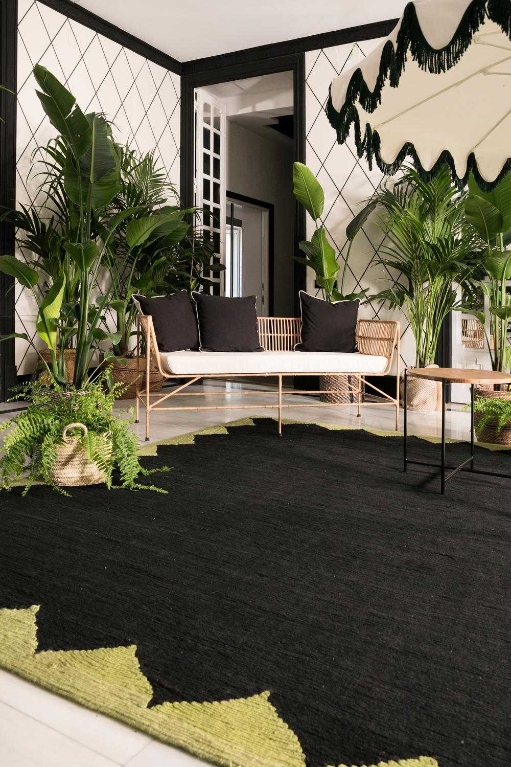 Contemporary Modern Handwoven Polypropylene Outdoor Rug Carpet Green&Black Gelato For Sale