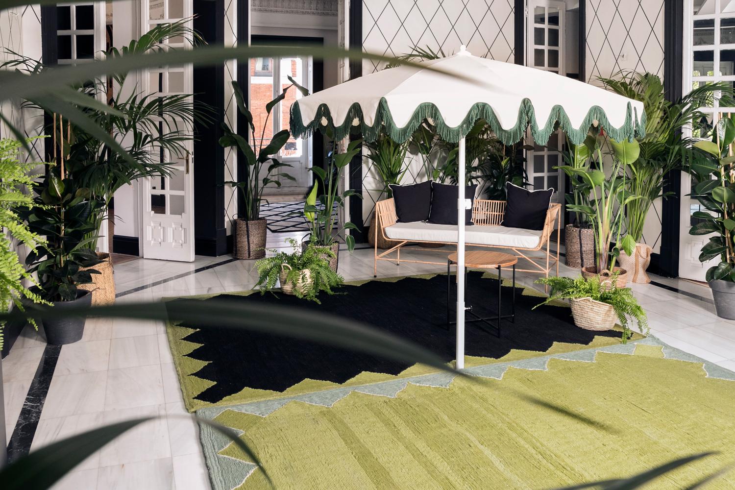Hand-Woven Modern Handwoven Polypropylene Outdoor Rug Carpet Light Green&Turquoise Gelato For Sale