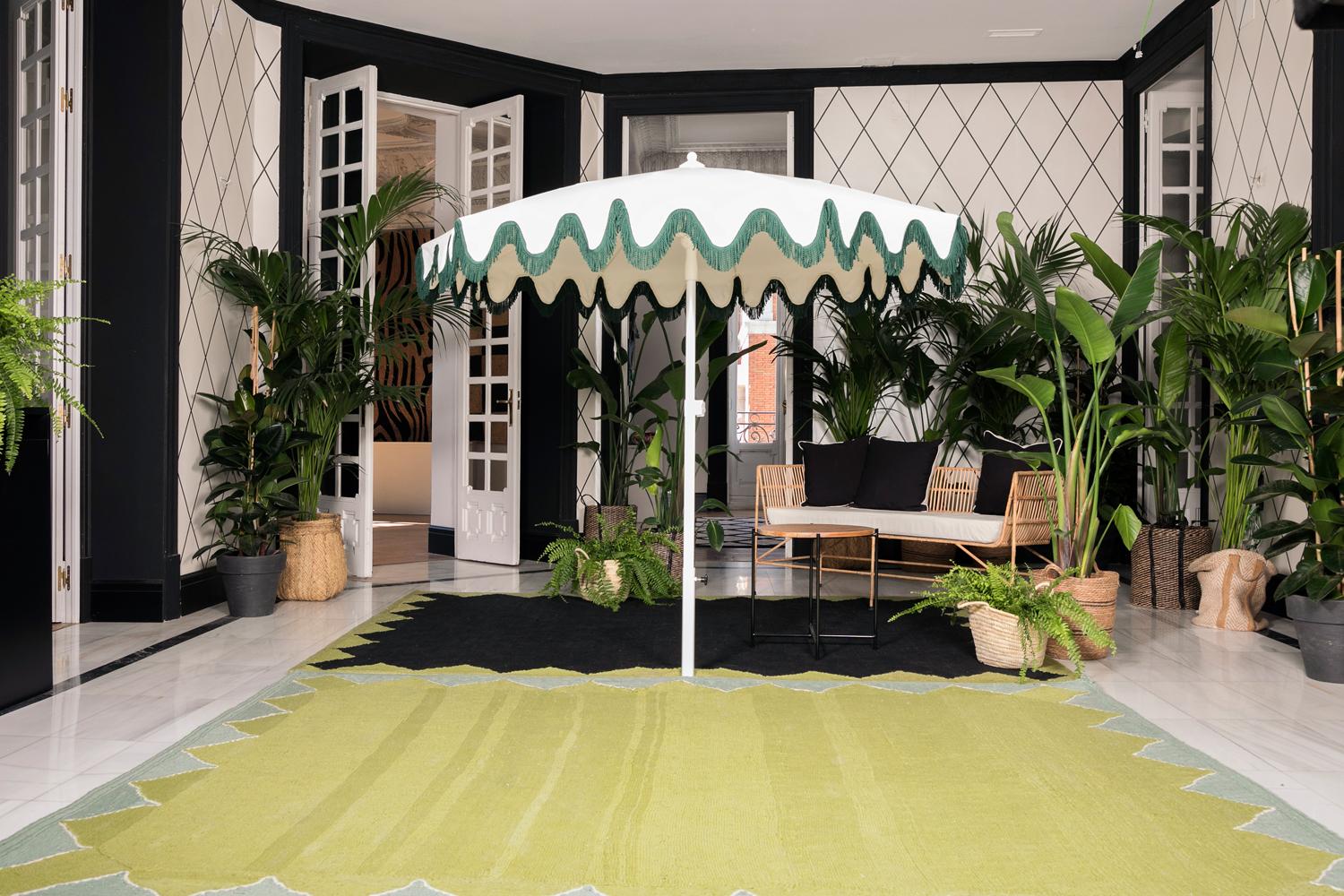 Contemporary Modern Handwoven Polypropylene Outdoor Rug Carpet Light Green&Turquoise Gelato For Sale