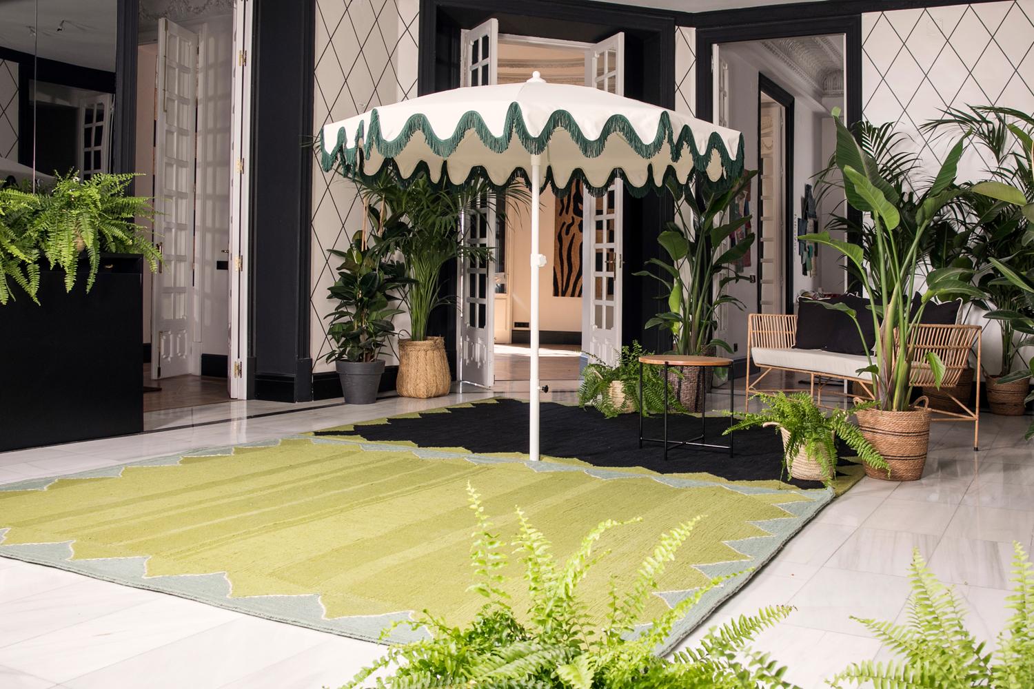 Acrylic Modern Handwoven Polypropylene Outdoor Rug Carpet Light Green&Turquoise Gelato For Sale