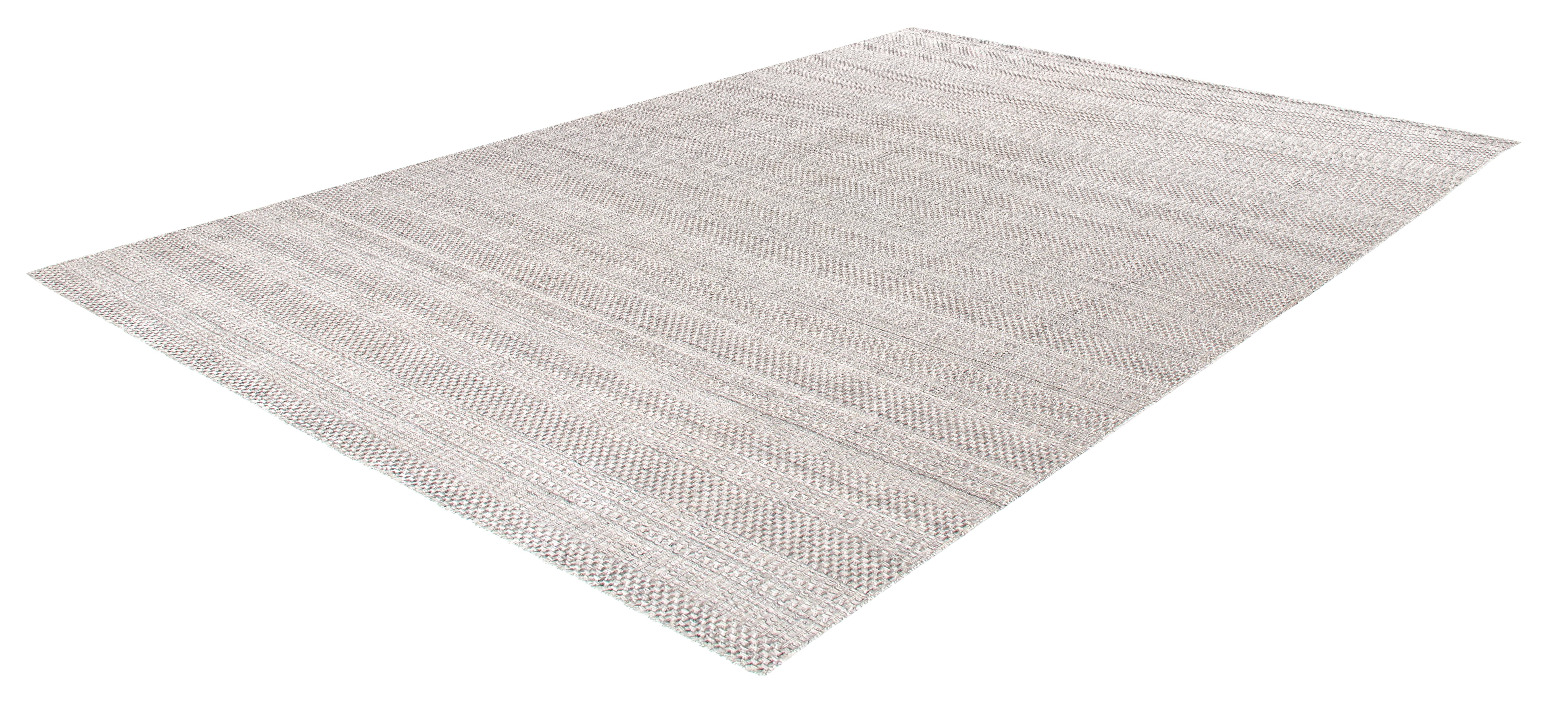 Questo tappeto moderno, tessuto a mano in India, è realizzato con la migliore lana Merino della Nuova Zelanda, nota per la sua morbidezza, resistenza e lucentezza naturale. Utilizzando lana filata a mano e tecniche di tintura vegetale, il design