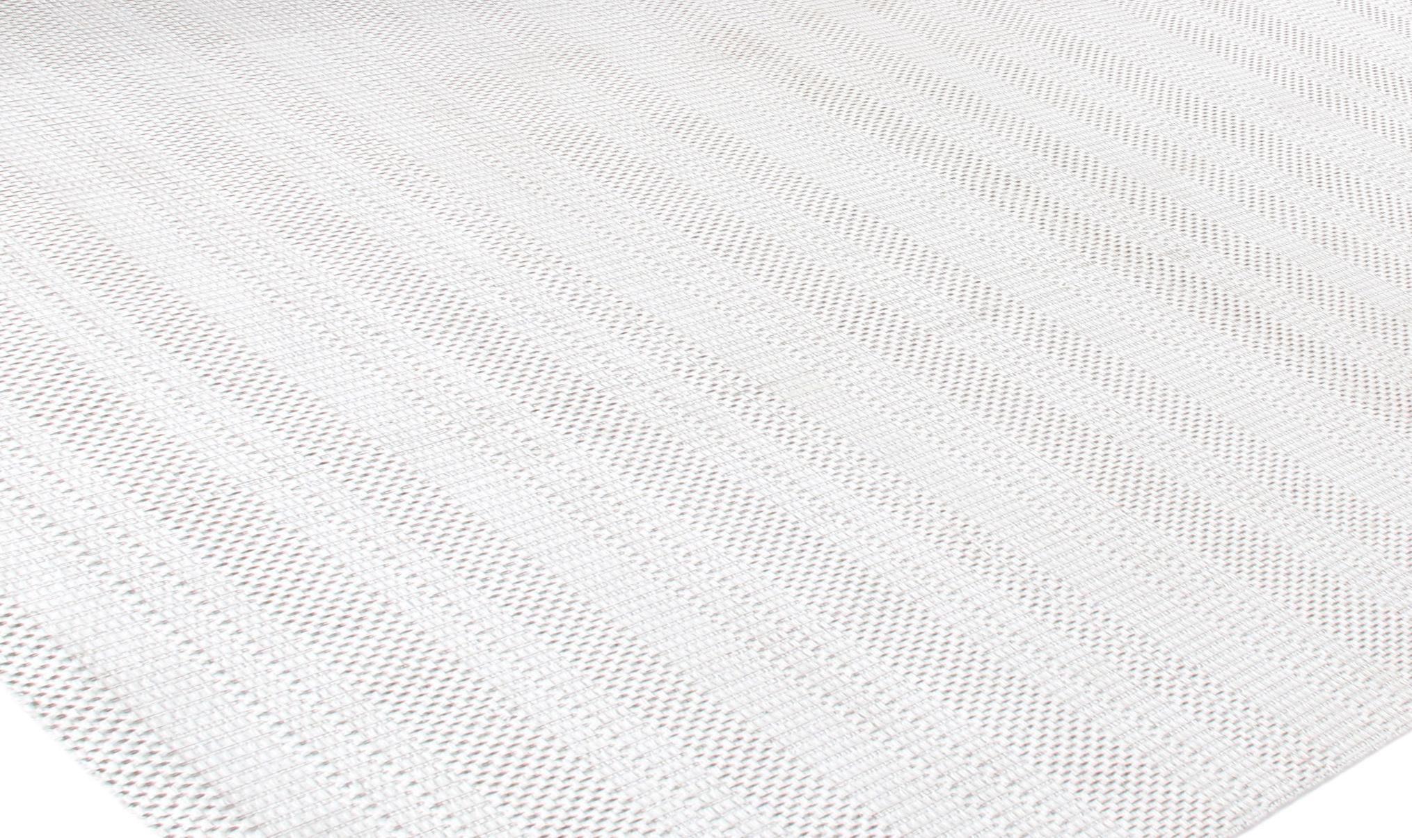 Dieser moderne, in Indien handgewebte Teppich ist aus feinster neuseeländischer Merinowolle gefertigt, die für ihre außergewöhnliche Weichheit und Haltbarkeit bekannt ist. Die raffinierte, neutrale Farbpalette unterstreicht die natürliche Schönheit
