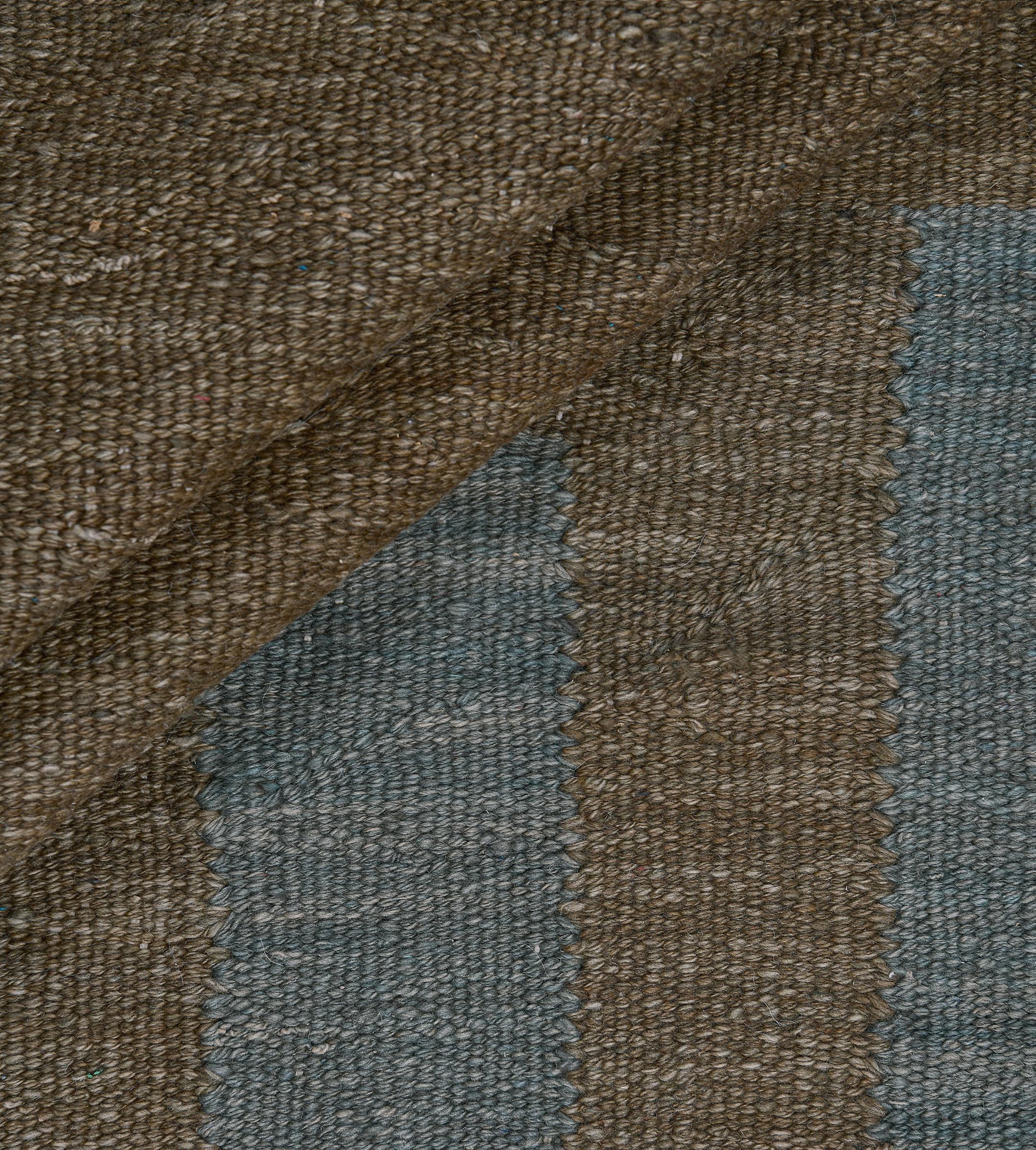 Tappeto Kilim moderno in lana intrecciata a mano a strisce blu e marrone in vendita 3