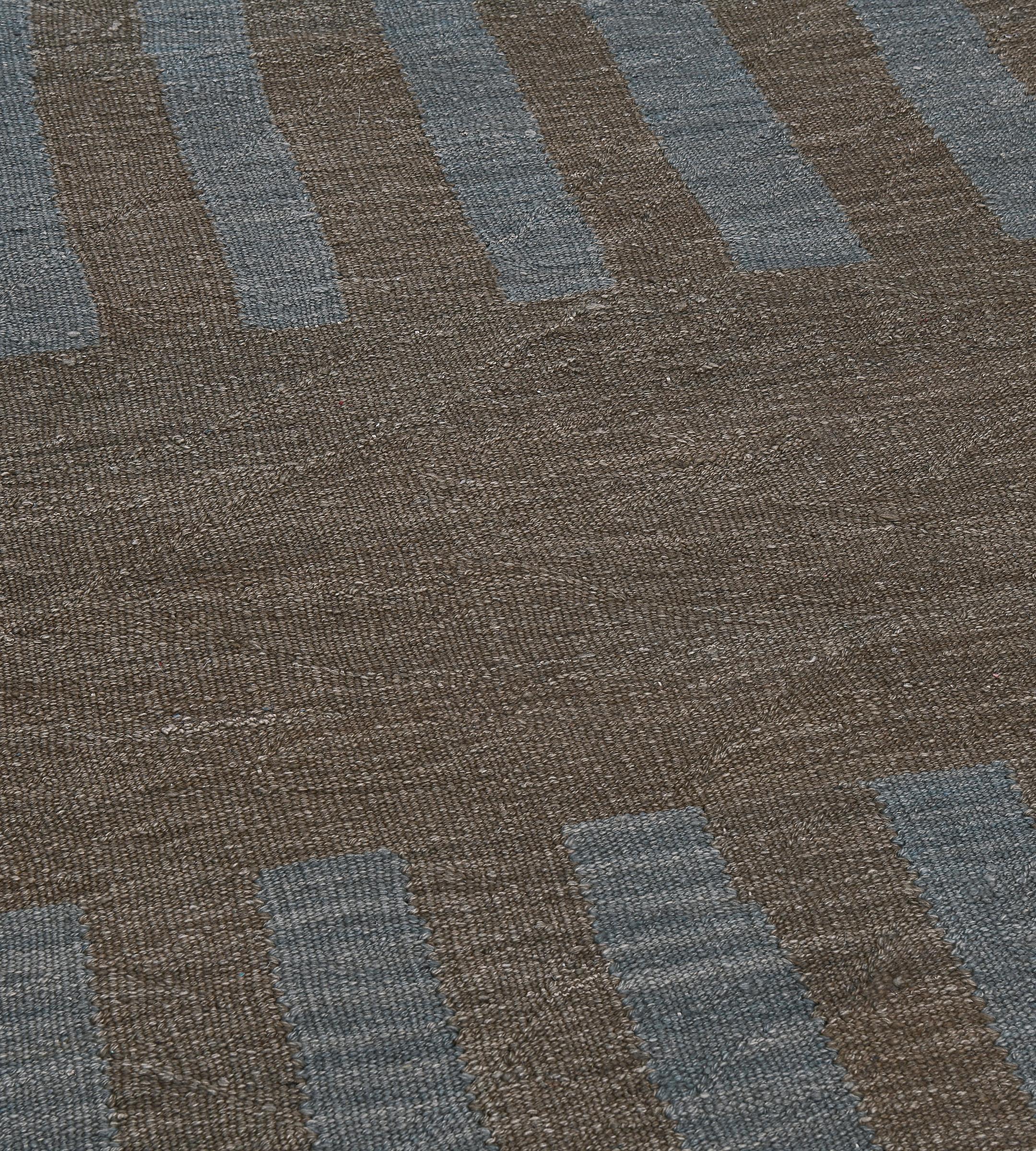 Parte della collezione Mansour Modern, questo tappeto Kilim in 100% lana è tessuto a mano da maestri tessitori che utilizzano tecniche e materiali di altissima qualità.