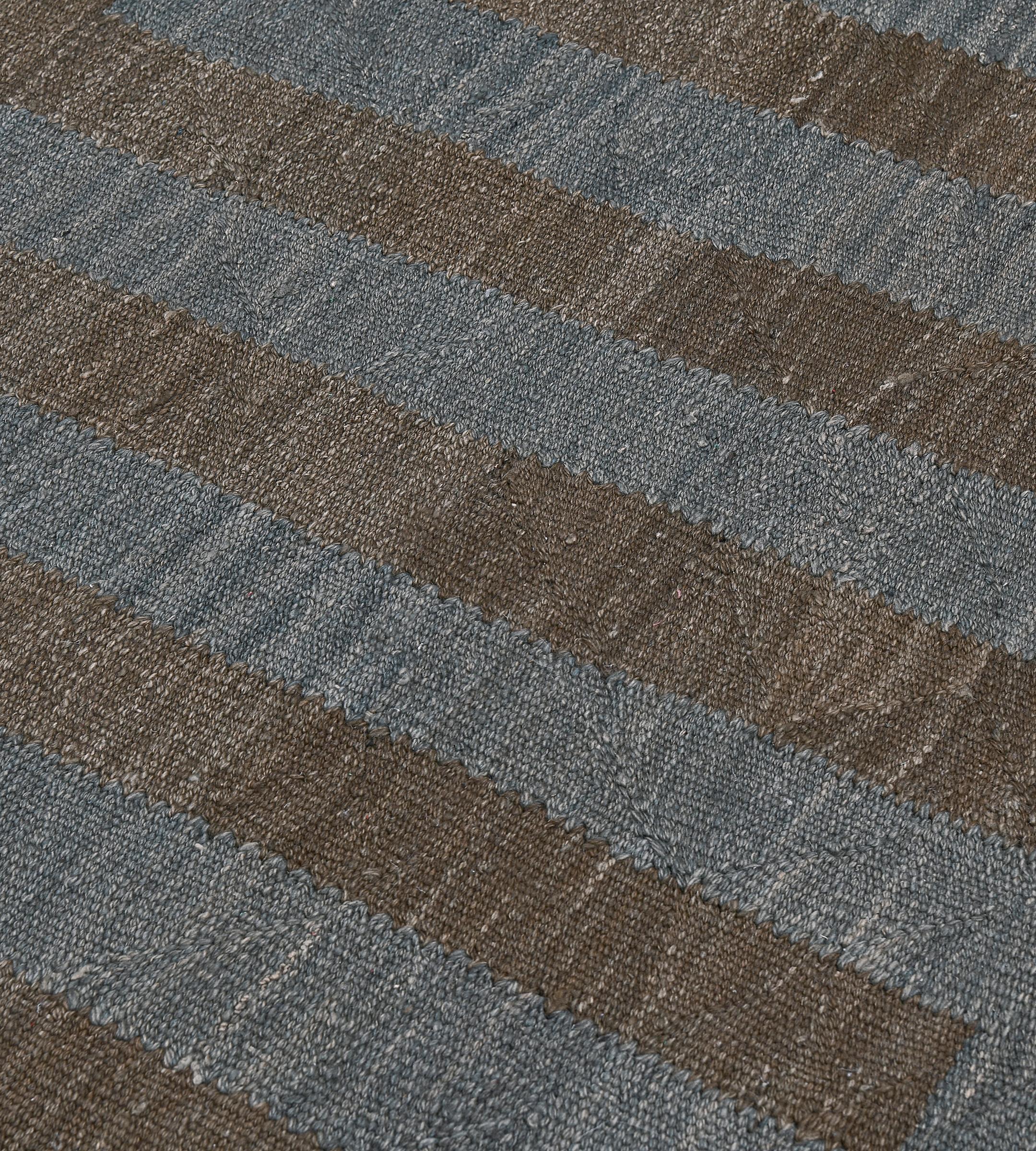 Indiano Tappeto Kilim moderno in lana intrecciata a mano a strisce blu e marrone in vendita