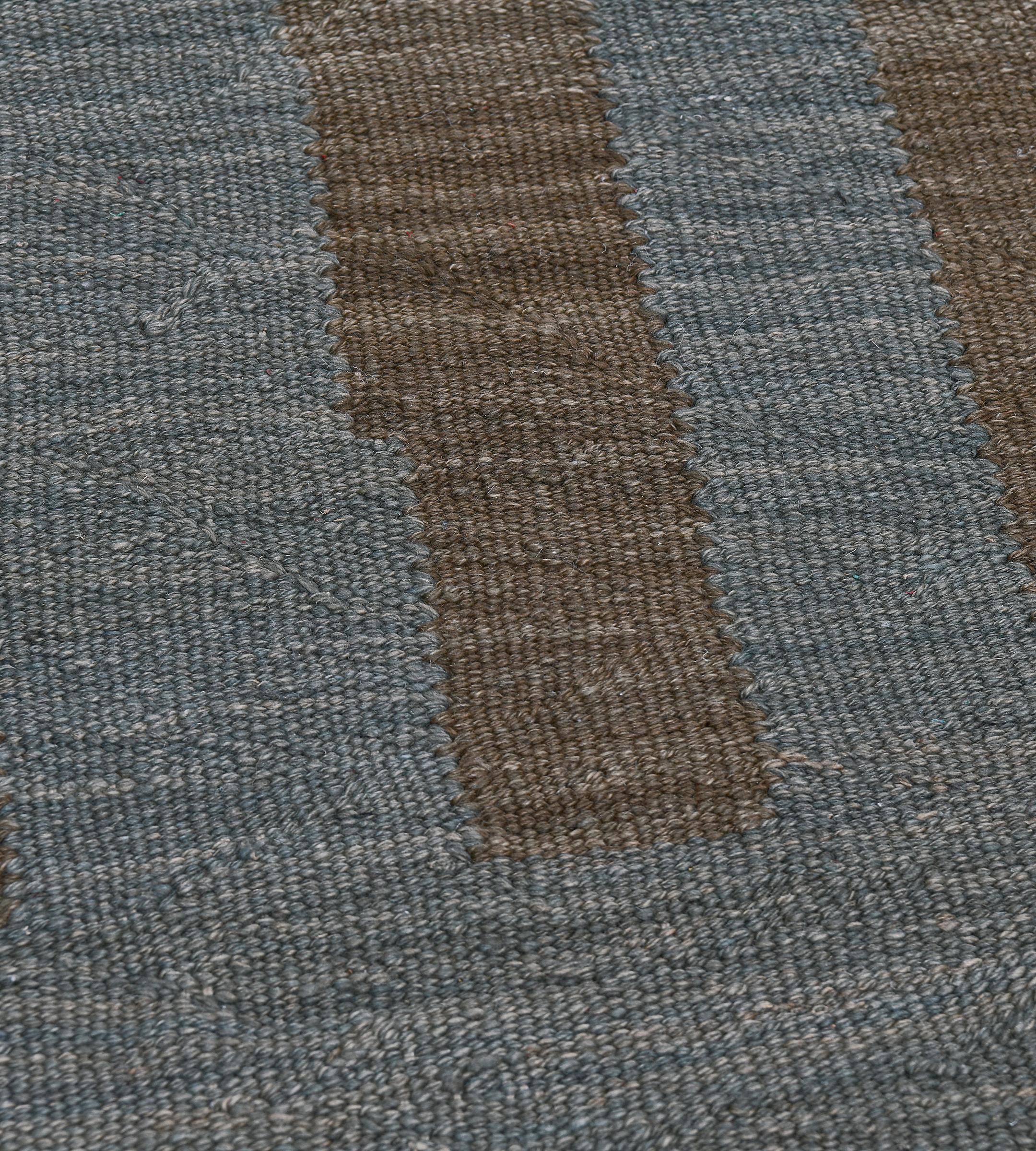 Annodato a mano Tappeto Kilim moderno in lana intrecciata a mano a strisce blu e marrone in vendita
