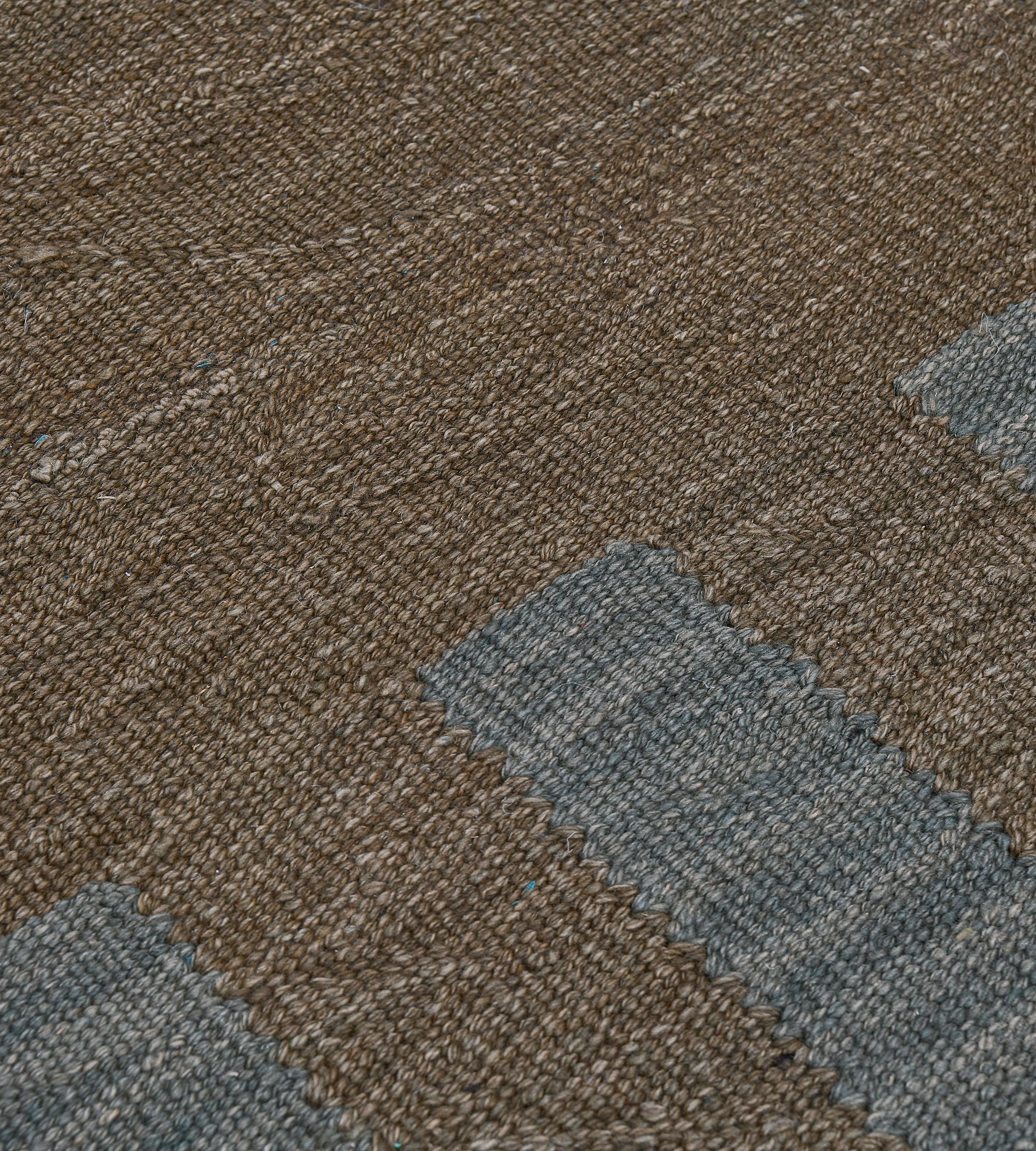Tappeto Kilim moderno in lana intrecciata a mano a strisce blu e marrone In condizioni Nuovo in vendita a West Hollywood, CA
