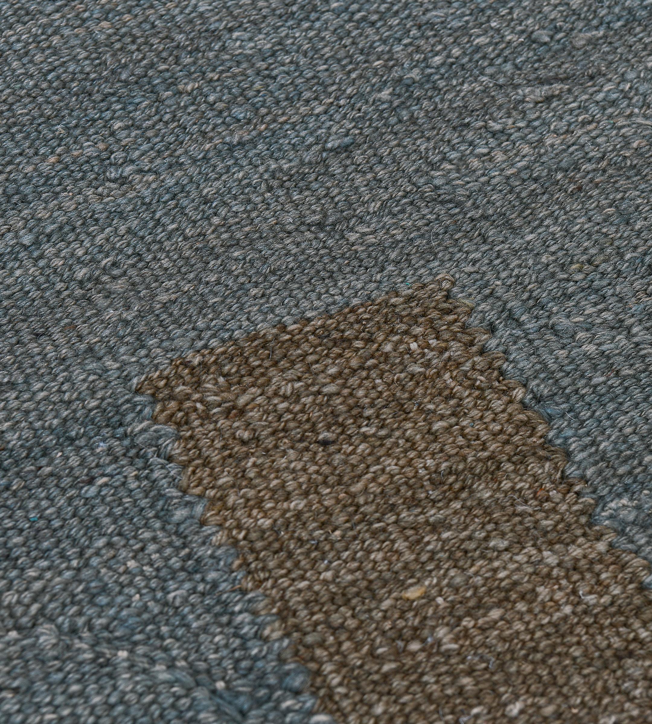 XXI secolo e contemporaneo Tappeto Kilim moderno in lana intrecciata a mano a strisce blu e marrone in vendita