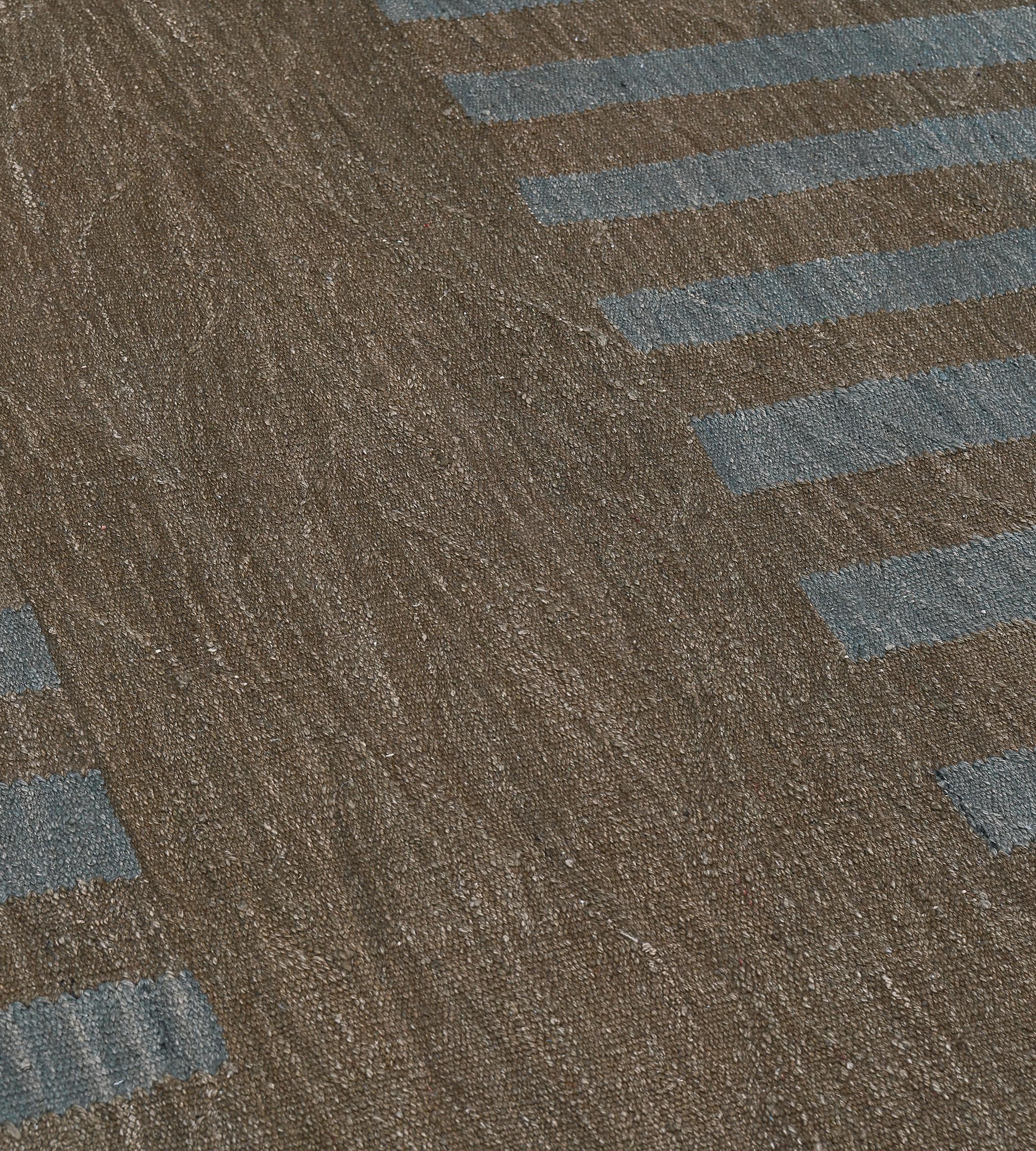 Lana Tappeto Kilim moderno in lana intrecciata a mano a strisce blu e marrone in vendita